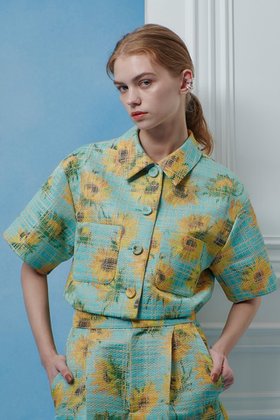 【アルアバイル/allureville】 【LOULOU WILLOUGHBY】サンフラワージャカードステンカラーショートジャケット人気、トレンドファッション・服の通販 founy(ファニー) ファッション Fashion レディースファッション Fashion for Women アウター Coat / Outerwear Collection レディースジャケット・軽アウター Jackets 2026年 2026 おすすめ Recommended / Our Picks イエロー Yellow イタリア Italy ショート Short, Short Length ジャカード／ジャガード Jacquard, Woven Pattern ジャケット Jacket, Outerwear セットアップ Set-Up, Coordinated Outfit ターコイズ Turquoise, Blue-Green フォルム Silhouette, Form モチーフ Motif, Design Theme 半袖 Short Sleeve, Half Sleeve 夏 Summer 春 Spring S/S・春夏 SS, Spring/Summer, Warm Season |ID:prp329100004860037