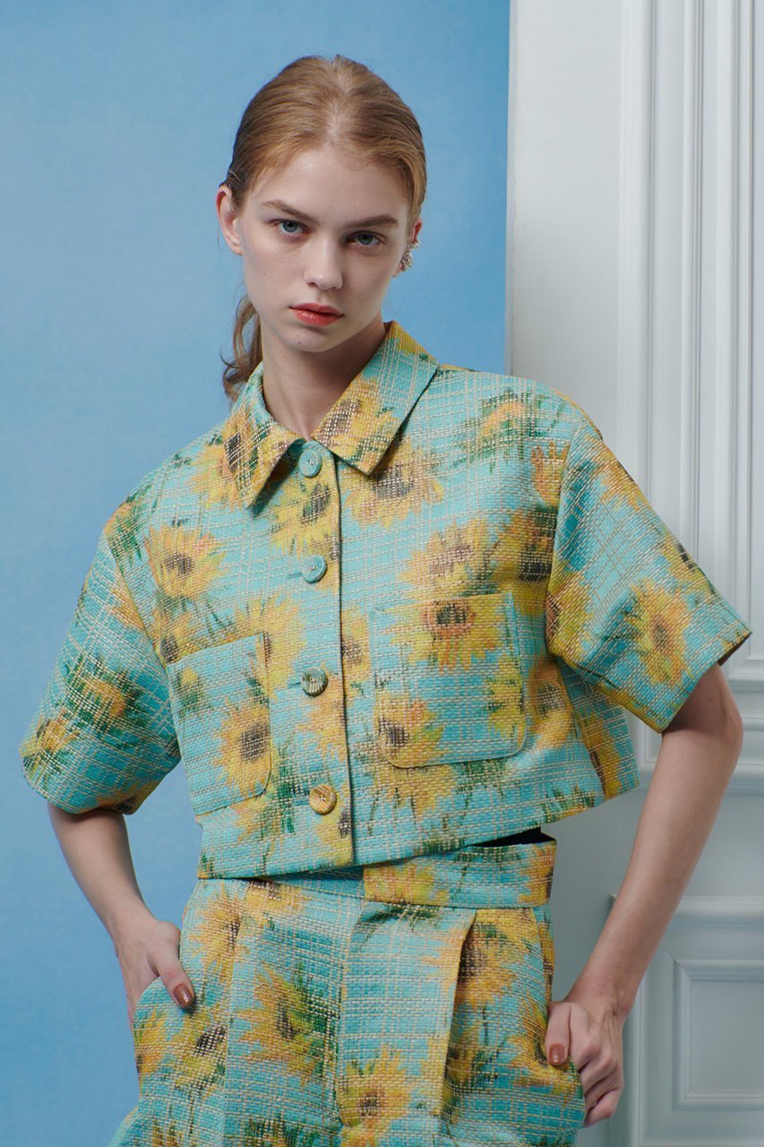 【アルアバイル/allureville】の【LOULOU WILLOUGHBY】サンフラワージャカードステンカラーショートジャケット 人気、トレンドファッション・服の通販 founy(ファニー) ファッション Fashion レディースファッション Fashion for Women アウター Coat / Outerwear Collection レディースジャケット・軽アウター Jackets 2026年 2026 おすすめ Recommended / Our Picks イエロー Yellow イタリア Italy ショート Short, Short Length ジャカード/ジャガード Jacquard, Woven Pattern ジャケット Jacket, Outerwear セットアップ Set-Up, Coordinated Outfit ターコイズ Turquoise, Blue-Green フォルム Silhouette, Form モチーフ Motif, Design Theme 半袖 Short Sleeve, Half Sleeve 夏 Summer 春 Spring S/S・春夏 SS, Spring/Summer, Warm Season other-5|ID: prp329100004860037 ipo3291000000035983028