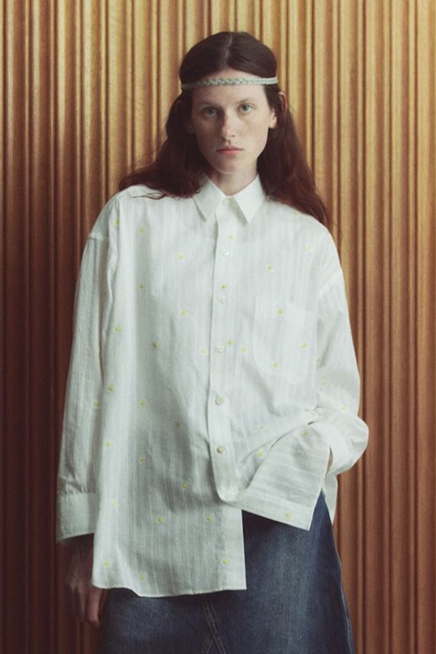 【クチュールドアダム/COUTURE D'ADAM】のマーガレット刺繍ビッグシャツ 人気、トレンドファッション・服の通販 founy(ファニー) ファッション Fashion レディースファッション Fashion for Women トップス・カットソー Cut & Sew Tops シャツ・ブラウス・オフィスカジュアル Elegant Blouses & Button-Ups 2026年 2026 なめらか Smooth, Silky Texture スラックス Slacks, Dress Pants スリーブ Sleeve, Long Sleeve / Short Sleeve デニム Denim, Jeans Material ビッグ Big, Oversized マーガレット Marguerite, Daisy Pattern リラックス Relax, Relaxed Fit ロング Long, Long-Length ワイド Wide, Wide Fit エレガント 上品 Elegant 夏 Summer 春 Spring S/S・春夏 SS, Spring/Summer, Warm Season other-8|ID: prp329100004864094 ipo3291000000036190577