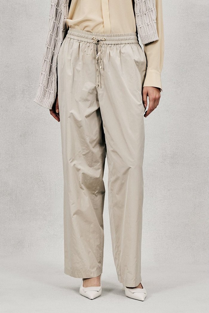 【オブリオ/AUBRIOT】のマイクロシルクトラックパンツ インテリア・キッズ・メンズ・レディースファッション・服の通販 founy(ファニー) https://founy.com/ ファッション Fashion レディースファッション Fashion for Women パンツ Pants & Trousers 2026年 2026 イタリア Italy シルク Silk, 100% Silk シンプル Simple, Minimal スポーティ Sporty, Casual Athletic タフタ Taffeta, Structured Fabric ドローコード Drawcord, Drawstring Cord リラックス Relax, Relaxed Fit 夏 Summer 春 Spring S/S・春夏 SS, Spring/Summer, Warm Season |ID: prp329100004865146 ipo3291000000036211764