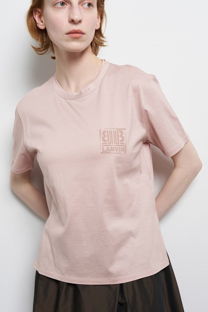 【ランバン オン ブルー/LANVIN en Bleu】のワンポイントスクエアロゴTシャツ インテリア・キッズ・メンズ・レディースファッション・服の通販 founy(ファニー) https://founy.com/ ファッション Fashion レディースファッション Fashion for Women トップス・カットソー Cut & Sew Tops シャツ・ブラウス・オフィスカジュアル Elegant Blouses & Button-Ups ロングTシャツ・Tシャツ Longline T-Shirts & Tees カットソー・ベーシックTシャツ Cut-and-Sewn Tops / Stretch Tees & Basics ショート Short, Short Length シルケット Silket, Silky Cotton スクエア Square, Square Shape スリーブ Sleeve, Long Sleeve / Short Sleeve バランス Balance, Style Balance ファブリック Fabric, Textile プリント Print, Printed Pattern ボトム Bottoms, Lower Wear ワンポイント One Point, Statement Accent 再入荷 Restock / Back in Stock |ID: prp329100004872625 ipo3291000000036342781