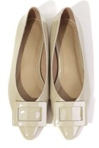 【ダニエラ アンド ジェマ/Daniella & GEMMA】の【レイン対応】バックルモチーフパンプス 人気、トレンドファッション・服の通販 founy(ファニー) ファッション Fashion レディースファッション Fashion for Women バッグ Bags おすすめ Recommended / Our Picks カッティング Cutting Detail クッション Cushion, Throw Pillow シューズ Shoes, Footwear スクエア Square, Square Shape スタイリッシュ Stylish, Fashionable フラット Flat, Flat Shoes モチーフ Motif, Design Theme リュクス Luxury, Elegant, High-End, Chic レイン Rain, Rainproof 新作・新入荷 New Arrivals / New In thumbnail ベージュエナメル|ID: prp329100004872667 ipo3291000000036343108