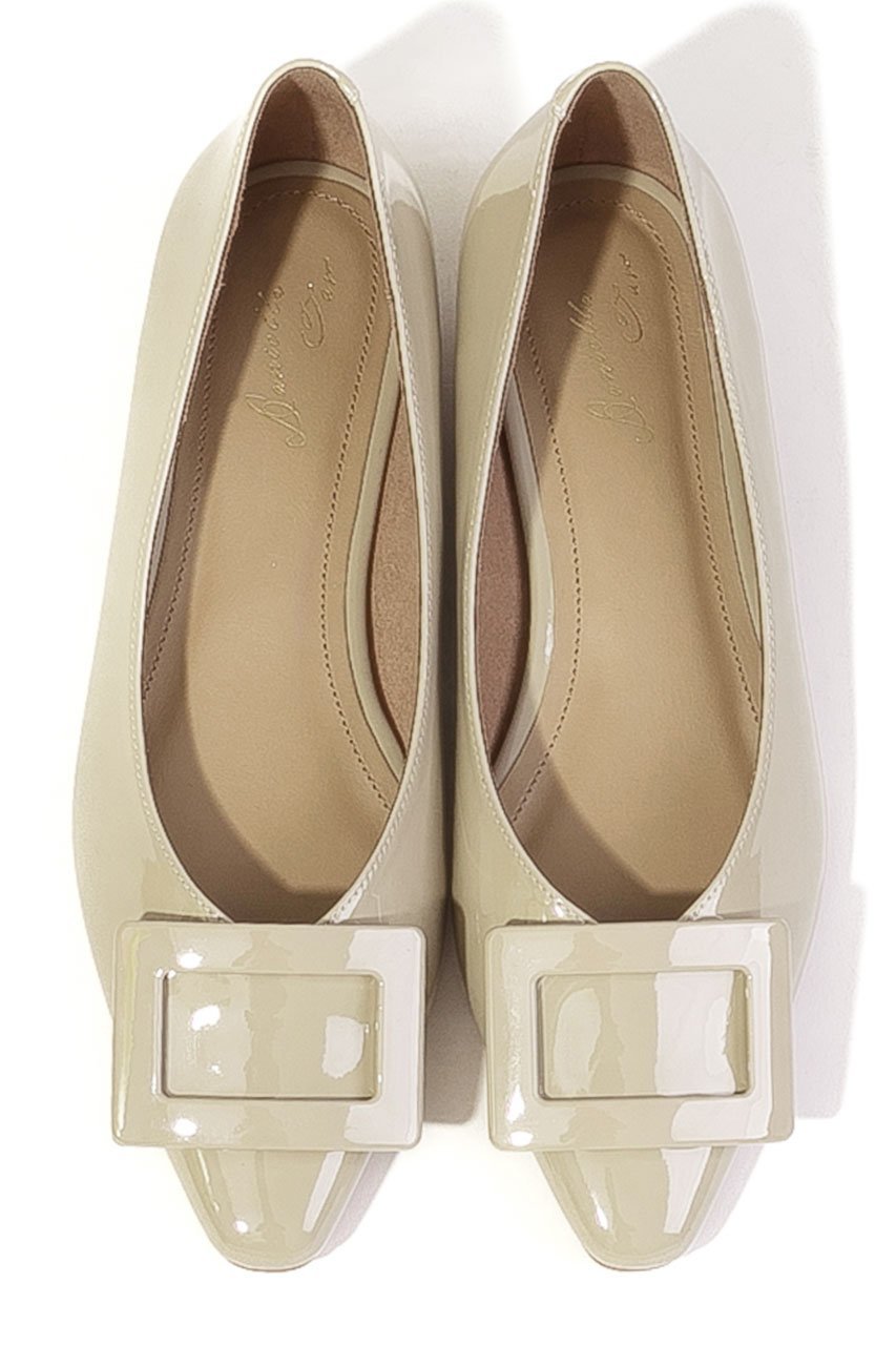 【ダニエラ アンド ジェマ/Daniella & GEMMA】の【レイン対応】バックルモチーフパンプス インテリア・キッズ・メンズ・レディースファッション・服の通販 founy(ファニー) 　ファッション　Fashion　レディースファッション　Fashion for Women　バッグ　Bags　おすすめ　Recommended / Our Picks　カッティング　Cutting Detail　クッション　Cushion, Throw Pillow　シューズ　Shoes, Footwear　スクエア　Square, Square Shape　スタイリッシュ　Stylish, Fashionable　フラット　Flat, Flat Shoes　モチーフ　Motif, Design Theme　リュクス　Luxury, Elegant, High-End, Chic　レイン　Rain, Rainproof　新作・新入荷　New Arrivals / New In　ベージュエナメル|ID: prp329100004872667 ipo3291000000036343108