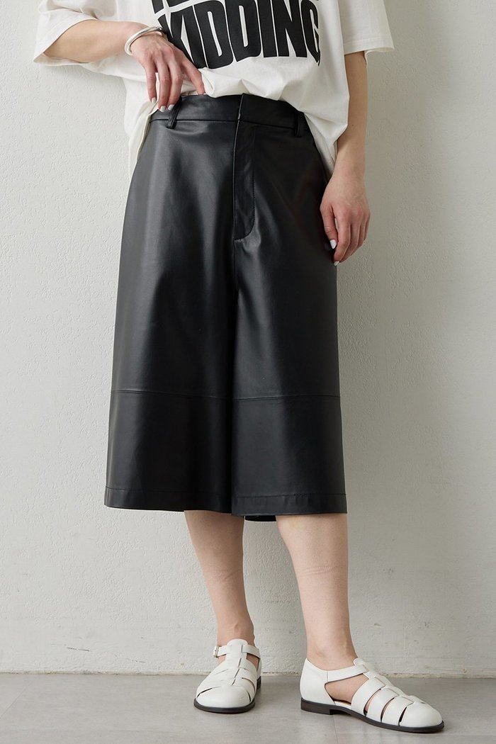 【ウィムガゼット/Whim Gazette】のレザーハーフパンツ インテリア・キッズ・メンズ・レディースファッション・服の通販 founy(ファニー) https://founy.com/ ファッション Fashion レディースファッション Fashion for Women パンツ Pants & Trousers ショートパンツ・ハーフパンツ High-Waisted & Relaxed Shorts ショート Short, Short Length ジャケット Jacket, Outerwear ハーフ Half, Half-Length リアル Real, Realistic 新作・新入荷 New Arrivals / New In |ID: prp329100004873215 ipo3291000000036347985