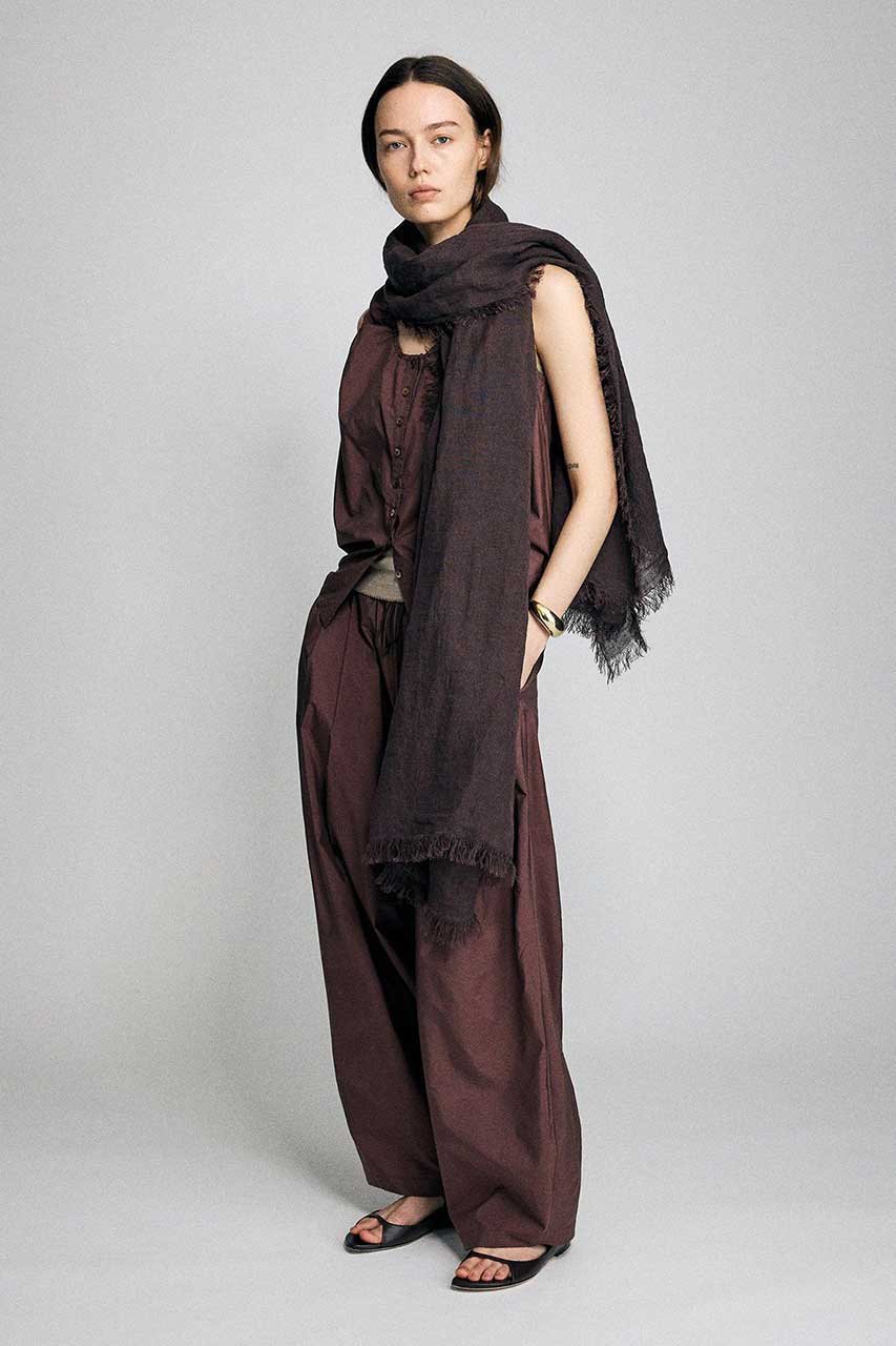 【ブリル/BRILL】のタフタギャザーノースリーブブラウス 人気、トレンドファッション・服の通販 founy(ファニー) ファッション Fashion レディースファッション Fashion for Women トップス・カットソー Cut & Sew Tops キャミソール&ノースリーブ Camisoles & Sleeveless Tops シャツ・ブラウス・オフィスカジュアル Elegant Blouses & Button-Ups ギャザー Gathered, Ruffled タフタ Taffeta, Structured Fabric タンク Tank Top, Sleeveless Top ノースリーブ Sleeveless, No-Sleeve フォルム Silhouette, Form エレガント 上品 Elegant 新作・新入荷 New Arrivals / New In other-8|ID: prp329100004873359 ipo3291000000036349194