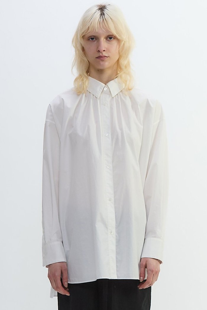 【プレインピープル/PLAIN PEOPLE】のコンパクトツイルギャザーディティールシャツ インテリア・キッズ・メンズ・レディースファッション・服の通販 founy(ファニー) https://founy.com/ ファッション Fashion レディースファッション Fashion for Women トップス・カットソー Cut & Sew Tops シャツ・ブラウス・オフィスカジュアル Elegant Blouses & Button-Ups ギャザー Gathered, Ruffled シェイプ Shape, Slim Fit スタンド Stand Collar, Upright Stand スリーブ Sleeve, Long Sleeve / Short Sleeve ツイル Twist, Twisted Detail ドレープ Drape, Draping Fabric ループ Loop, Loop Knit ロング Long, Long-Length ヴィンテージ Vintage Style エレガント 上品 Elegant 秋 Autumn |ID: prp329100004874245 ipo3291000000036356277