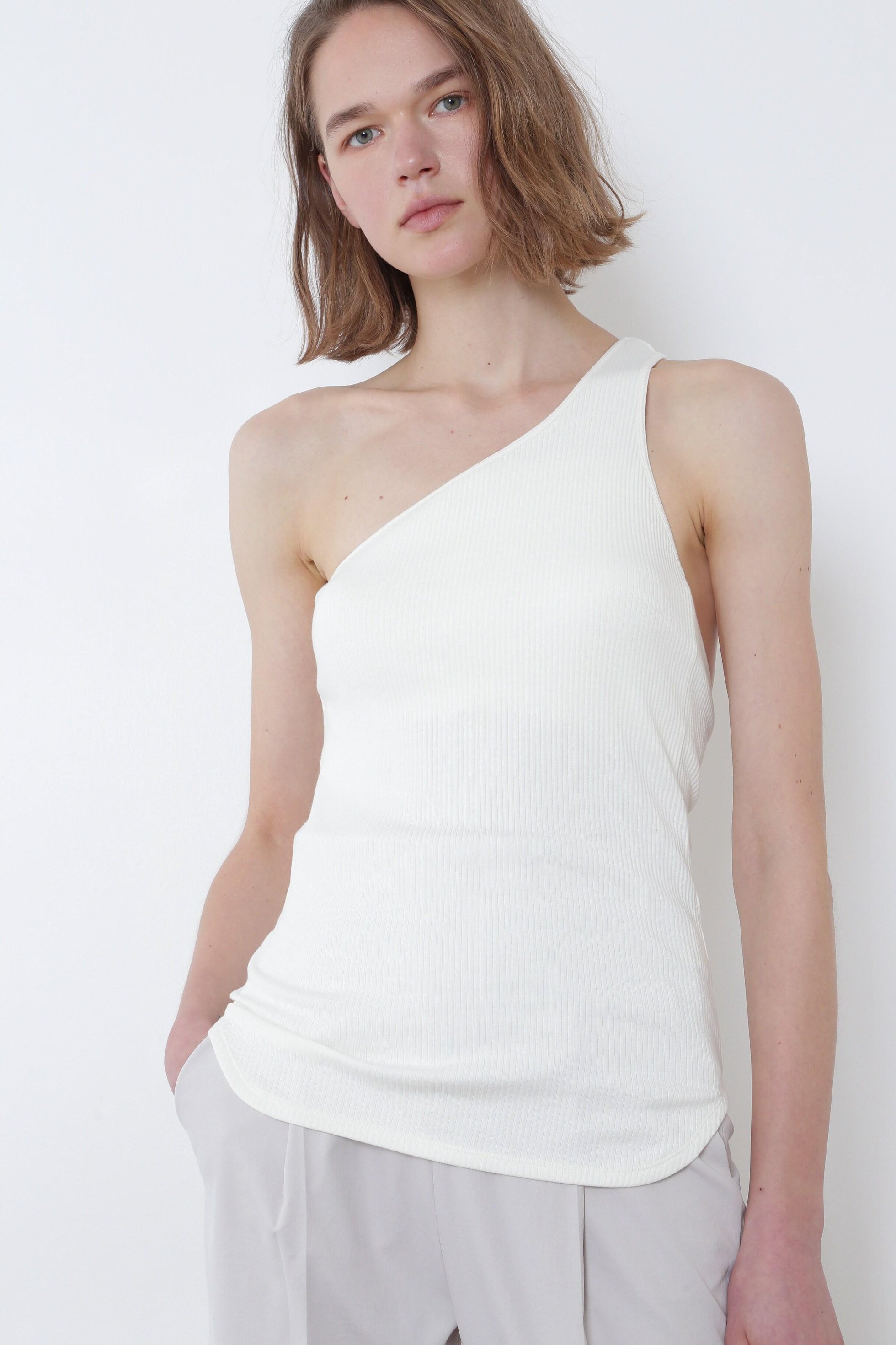 【ル フィル/LE PHIL】の《LE PHIL》カップインリブワンショルダートップ インテリア・キッズ・メンズ・レディースファッション・服の通販 founy(ファニー) 　ファッション　Fashion　レディースファッション　Fashion for Women　トップス・カットソー　Cut & Sew Tops　キャミソール&ノースリーブ　Camisoles & Sleeveless Tops　シャツ・ブラウス・オフィスカジュアル　Elegant Blouses & Button-Ups　ロングTシャツ・Tシャツ　Longline T-Shirts & Tees　カットソー・ベーシックTシャツ　Cut-and-Sewn Tops / Stretch Tees & Basics　カッティング　Cutting Detail　キャミソール　Camisole, Spaghetti Strap Top　シアー　Sheer, See-Through　スタンダード　Standard, Basic　ストレッチ　Stretch, Stretchy Fabric　タンク　Tank Top, Sleeveless Top　新作・新入荷　New Arrivals / New In　ホワイト|ID: prp329100004875281 ipo3291000000036363952