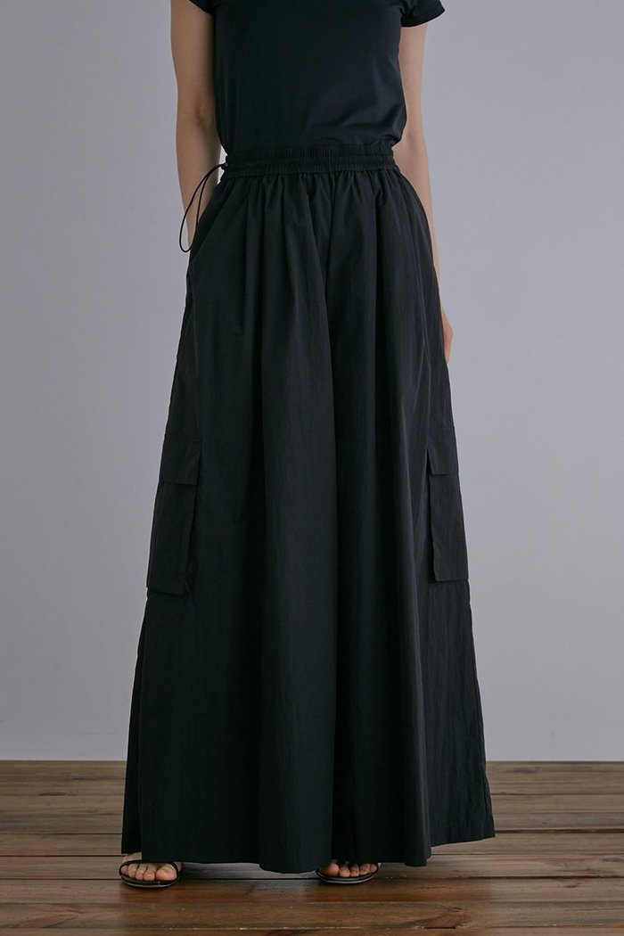 【ル フィル/LE PHIL】の《LE PHIL》ライトナイロンワイドパンツ インテリア・キッズ・メンズ・レディースファッション・服の通販 founy(ファニー) https://founy.com/ ファッション Fashion レディースファッション Fashion for Women パンツ Pants & Trousers おすすめ Recommended / Our Picks カーゴパンツ Cargo Pants, Utility Pants シンプル Simple, Minimal スタンダード Standard, Basic スポーティ Sporty, Casual Athletic タフタ Taffeta, Structured Fabric ドローストリング Drawstring, Pull Cord 新作・新入荷 New Arrivals / New In 軽量 Lightweight, Ultra Light |ID: prp329100004875655 ipo3291000000036366565