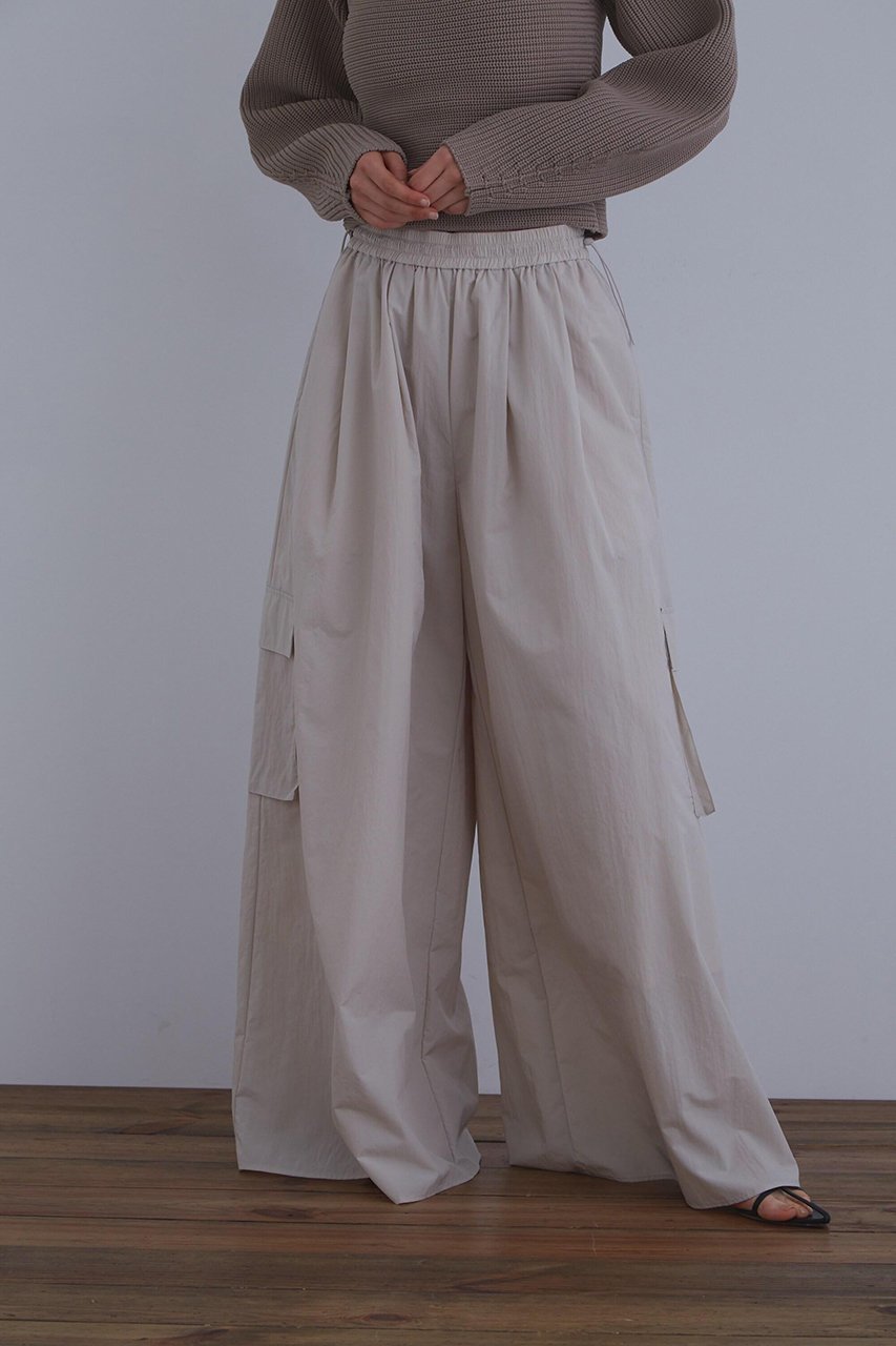 【ル フィル/LE PHIL】の《LE PHIL》ライトナイロンワイドパンツ インテリア・キッズ・メンズ・レディースファッション・服の通販 founy(ファニー) 　ファッション　Fashion　レディースファッション　Fashion for Women　パンツ　Pants & Trousers　おすすめ　Recommended / Our Picks　カーゴパンツ　Cargo Pants, Utility Pants　シンプル　Simple, Minimal　スタンダード　Standard, Basic　スポーティ　Sporty, Casual Athletic　タフタ　Taffeta, Structured Fabric　ドローストリング　Drawstring, Pull Cord　新作・新入荷　New Arrivals / New In　軽量　Lightweight, Ultra Light　ベージュ|ID: prp329100004875655 ipo3291000000036366569