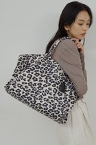 【ガリャルダガランテ/GALLARDAGALANTE】の【2.718】プリントトート 人気、トレンドファッション・服の通販 founy(ファニー) ファッション Fashion レディースファッション Fashion for Women バッグ Bags アニマル Animal Print シンプル Simple, Minimal トレンド Trend, Trending Now ビッグ Big, Oversized 新作・新入荷 New Arrivals / New In thumbnail ブラック|ID: prp329100004875951 ipo3291000000036368518