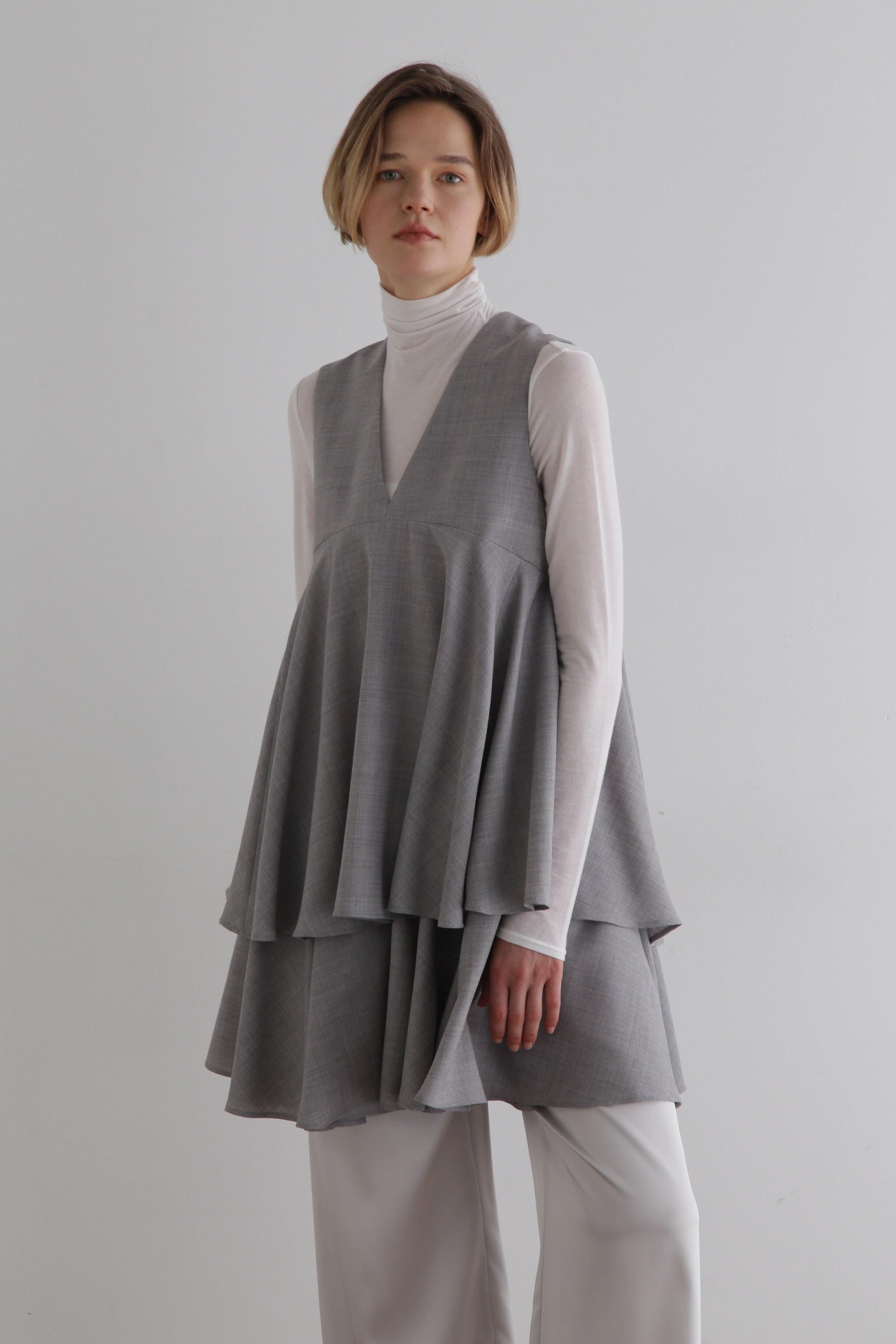 【ル フィル/LE PHIL】の《LE PHIL》ドライウールジレブラウス インテリア・キッズ・メンズ・レディースファッション・服の通販 founy(ファニー) 　ファッション　Fashion　レディースファッション　Fashion for Women　アウター　Coat / Outerwear Collection　トップス・カットソー　Cut & Sew Tops　キャミソール&ノースリーブ　Camisoles & Sleeveless Tops　シャツ・ブラウス・オフィスカジュアル　Elegant Blouses & Button-Ups　ベスト&ジレ / 重ね着スタイル　Vests & Gilets　おすすめ　Recommended / Our Picks　ショート　Short, Short Length　スタンダード　Standard, Basic　ドレス　Dress, One-Piece　ドレープ　Drape, Draping Fabric　ノースリーブ　Sleeveless, No-Sleeve　ラッフル　Ruffle, Frill　新作・新入荷　New Arrivals / New In　グレー|ID: prp329100004876044 ipo3291000000036369107