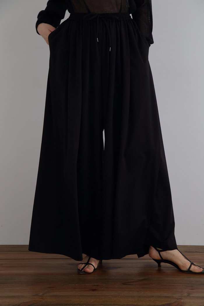 【ル フィル/LE PHIL】の《LE PHIL》コンパクトギャザーワイドパンツ インテリア・キッズ・メンズ・レディースファッション・服の通販 founy(ファニー) https://founy.com/ ファッション Fashion レディースファッション Fashion for Women パンツ Pants & Trousers コンパクト Compact, Small Size スタンダード Standard, Basic セットアップ Set-Up, Coordinated Outfit ドレープ Drape, Draping Fabric ドローストリング Drawstring, Pull Cord ボトム Bottoms, Lower Wear ワイド Wide, Wide Fit 新作・新入荷 New Arrivals / New In |ID: prp329100004876119 ipo3291000000036369522