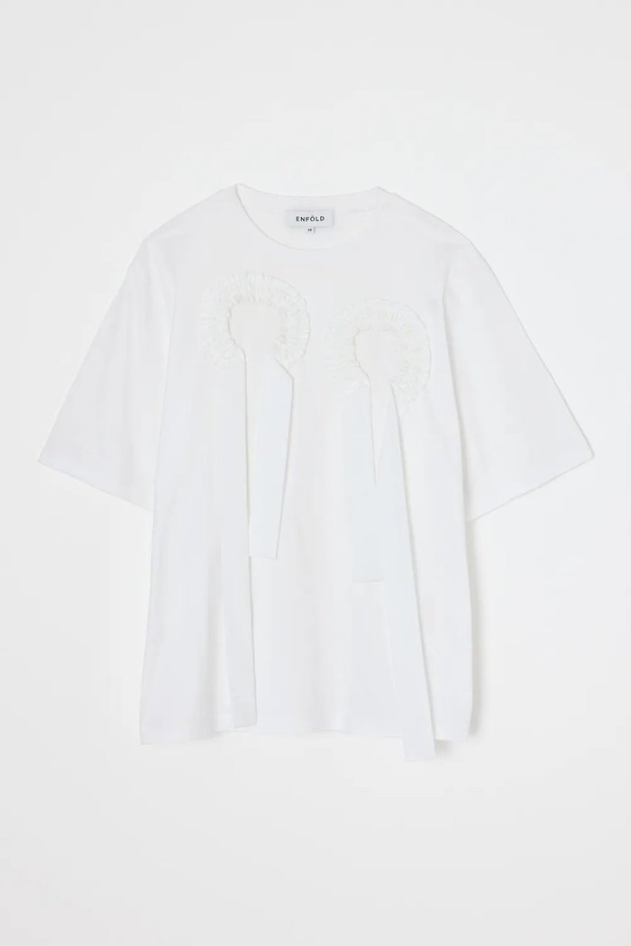 【エンフォルド/ENFOLD】の【3/20 12:00販売開始】FRILL EMBLEM T-SHIRT インテリア・キッズ・メンズ・レディースファッション・服の通販 founy(ファニー) https://founy.com/ ファッション Fashion レディースファッション Fashion for Women トップス・カットソー Cut & Sew Tops シャツ・ブラウス・オフィスカジュアル Elegant Blouses & Button-Ups ロングTシャツ・Tシャツ Longline T-Shirts & Tees カットソー・ベーシックTシャツ Cut-and-Sewn Tops / Stretch Tees & Basics ギャザー Gathered, Ruffled ショート Short, Short Length シルケット Silket, Silky Cotton スリーブ Sleeve, Long Sleeve / Short Sleeve フロント Front, Front Design モチーフ Motif, Design Theme リボン Ribbon, Bow 新作・新入荷 New Arrivals / New In |ID: prp329100004876217 ipo3291000000036370203