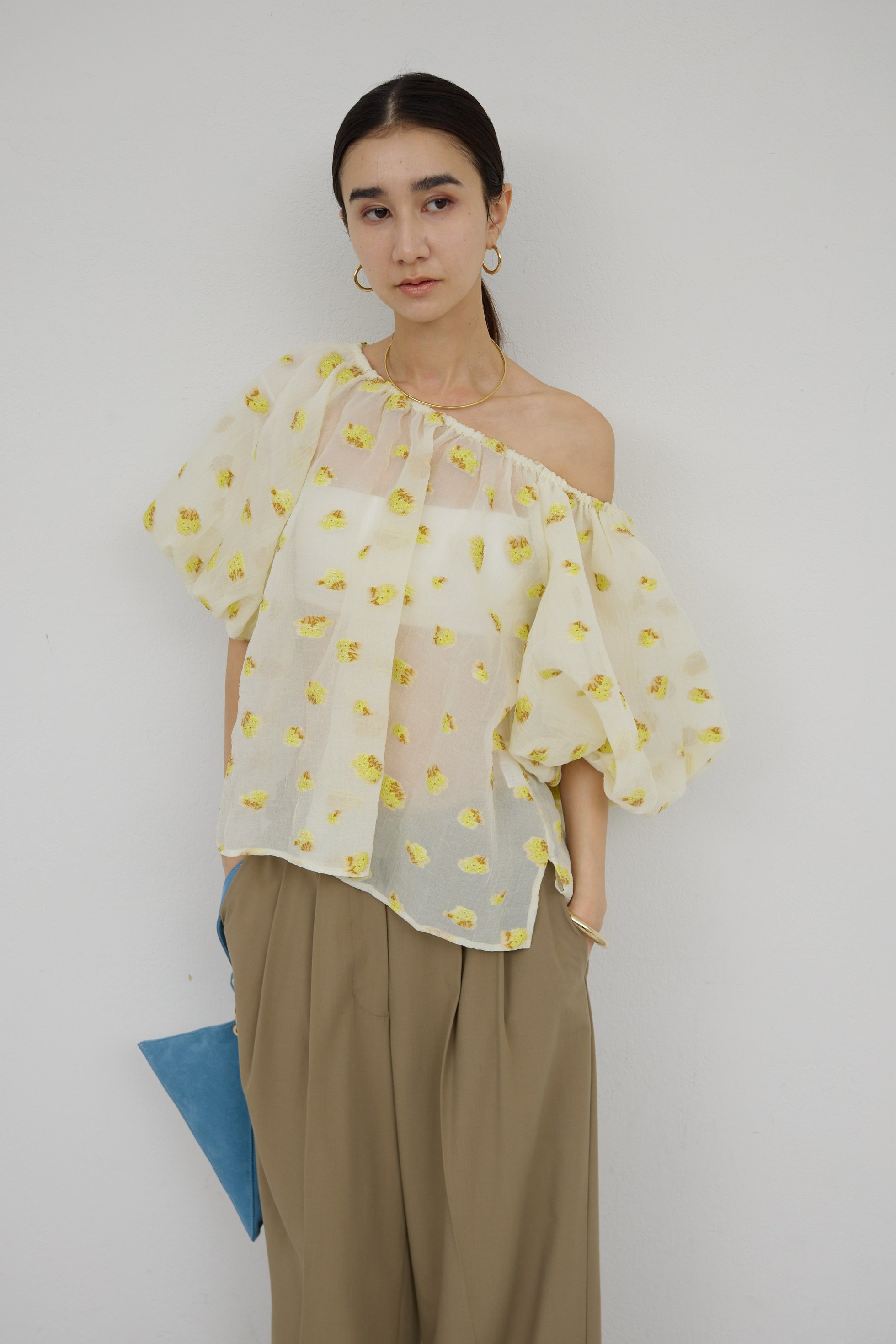 【ガリャルダガランテ/GALLARDAGALANTE】のバルーンブラウス インテリア・キッズ・メンズ・レディースファッション・服の通販 founy(ファニー) 　ファッション　Fashion　レディースファッション　Fashion for Women　トップス・カットソー　Cut & Sew Tops　シャツ・ブラウス・オフィスカジュアル　Elegant Blouses & Button-Ups　イエロー　Yellow　ギャザー　Gathered, Ruffled　ショート　Short, Short Length　スリーブ　Sleeve, Long Sleeve / Short Sleeve　タイトスカート　Pencil Skirt, Tight Skirt　バルーン　Balloon, Balloon Silhouette　ワンショル　One Shoulder, Asymmetrical　ワーク　Workwear, Utility Style　定番　Standard, Basic Item　新作・新入荷　New Arrivals / New In　イエロー|ID: prp329100004876626 ipo3291000000036374451