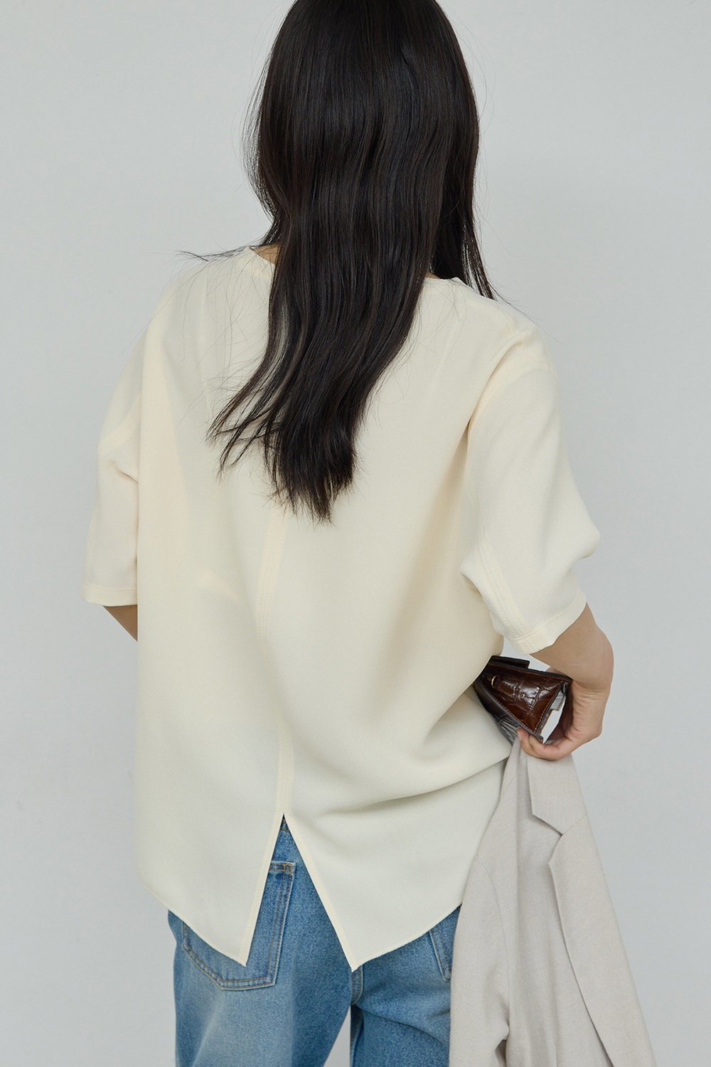 【ガリャルダガランテ/GALLARDAGALANTE】のバックスリットハーフスリーブブラウス 人気、トレンドファッション・服の通販 founy(ファニー) 　ファッション　Fashion　レディースファッション　Fashion for Women　トップス・カットソー　Cut & Sew Tops　シャツ・ブラウス・オフィスカジュアル　Elegant Blouses & Button-Ups　バッグ　Bags　カットソー　Cut and Sewn Top　ショート　Short, Short Length　スリット　Slit, Slit Detail　スリーブ　Sleeve, Long Sleeve / Short Sleeve　フォーマル　Formal, Dressy　夏　Summer　新作・新入荷　New Arrivals / New In　other-8|ID: prp329100004876627 ipo3291000000036374487