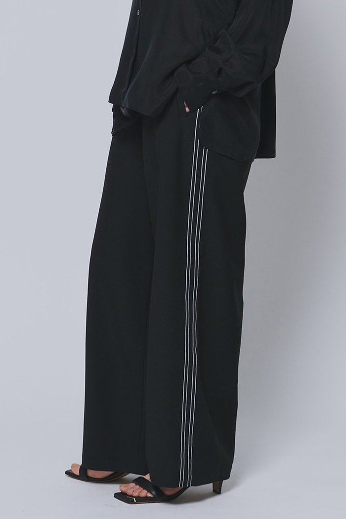 【プルミエ アロンディスモン/1er Arrondissement】のサイドラインパンツ インテリア・キッズ・メンズ・レディースファッション・服の通販 founy(ファニー) https://founy.com/ ファッション Fashion レディースファッション Fashion for Women パンツ Pants & Trousers シンプル Simple, Minimal ストレート Straight, Straight Cut リラックス Relax, Relaxed Fit ワイド Wide, Wide Fit 新作・新入荷 New Arrivals / New In |ID: prp329100004877309 ipo3291000000036382014