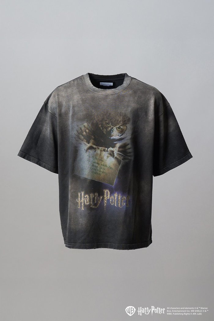 【メゾンスペシャル/MAISON SPECIAL】の【UNISEX】【MOVIE SERIES】「Harry Potter」 Prime-Over Short Sleeve T-shirt/「ハリーポッター」プライムオーバーショートスリーブTシャツ インテリア・キッズ・メンズ・レディースファッション・服の通販 founy(ファニー) https://founy.com/ ファッション Fashion レディースファッション Fashion for Women トップス・カットソー Cut & Sew Tops シャツ・ブラウス・オフィスカジュアル Elegant Blouses & Button-Ups ロングTシャツ・Tシャツ Longline T-Shirts & Tees カットソー・ベーシックTシャツ Cut-and-Sewn Tops / Stretch Tees & Basics インナー Innerwear ヴィンテージ Vintage Style キャラクター Character, Licensed Characters グラフィック Graphic, Graphic Design ショルダー Shoulder, Shoulder Strap ショート Short, Short Length シンプル Simple, Minimal スリーブ Sleeve, Long Sleeve / Short Sleeve ドロップ Drop Shoulder, Dropped Style 人気 Popular, Best Seller バランス Balance, Style Balance パターン Pattern, Design Print フィット Fit, Slim Fit ブリーチ Bleach, Washed Finish プリント Print, Printed Pattern モダン Modern, Contemporary ユニセックス Unisex, Genderless |ID: prp329100004878993 ipo3291000000036406193