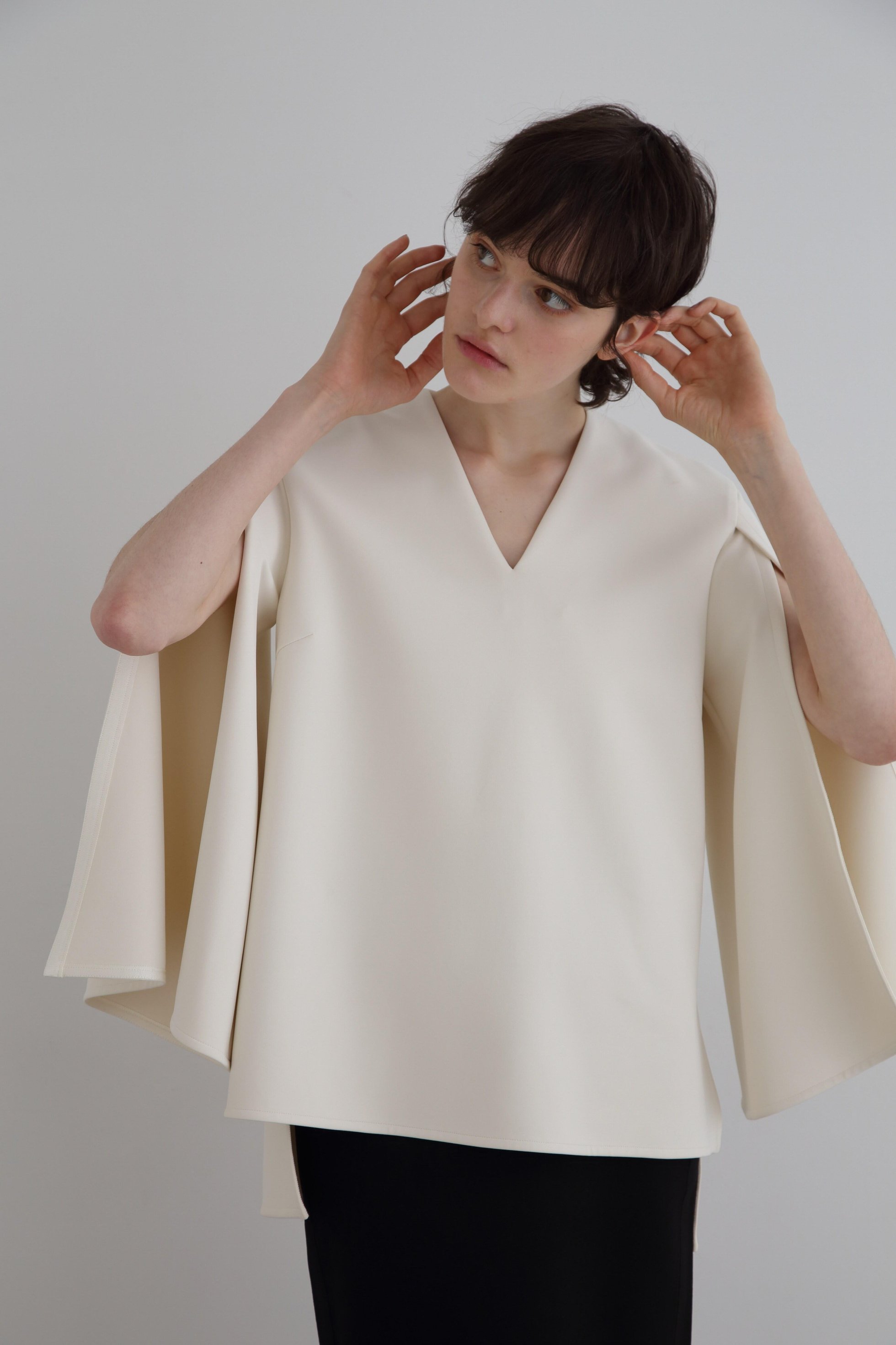 【ル フィル/LE PHIL】のハイストレッチダンボールブラウス インテリア・キッズ・メンズ・レディースファッション・服の通販 founy(ファニー) 　ファッション　Fashion　レディースファッション　Fashion for Women　トップス・カットソー　Cut & Sew Tops　シャツ・ブラウス・オフィスカジュアル　Elegant Blouses & Button-Ups　ショート　Short, Short Length　スリット　Slit, Slit Detail　スリーブ　Sleeve, Long Sleeve / Short Sleeve　ビッグ　Big, Oversized　フレア　Flare, Flared　再入荷　Restock / Back in Stock　ホワイト|ID: prp329100004879971 ipo3291000000036413773