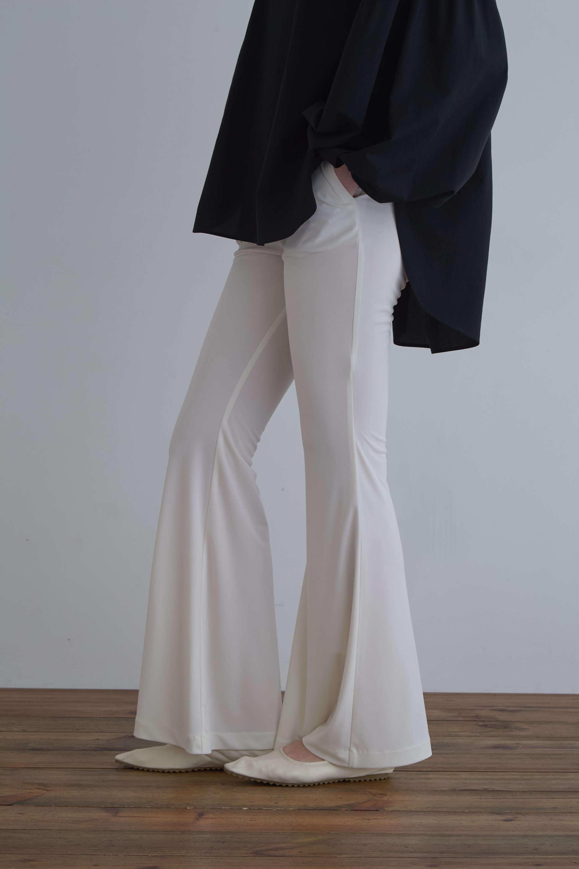 【ル フィル/LE PHIL】の《LE PHIL》クールタッチスムースフレアパンツ インテリア・キッズ・メンズ・レディースファッション・服の通販 founy(ファニー) 　ファッション　Fashion　レディースファッション　Fashion for Women　パンツ　Pants & Trousers　おすすめ　Recommended / Our Picks　ストレッチ　Stretch, Stretchy Fabric　セットアップ　Set-Up, Coordinated Outfit　ドレープ　Drape, Draping Fabric　フィット　Fit, Slim Fit　フレア　Flare, Flared　新作・新入荷　New Arrivals / New In　ホワイト|ID: prp329100004880018 ipo3291000000036414076