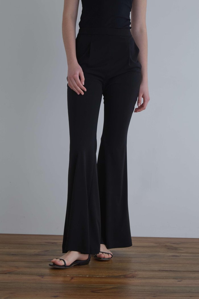 【ル フィル/LE PHIL】の《LE PHIL》クールタッチスムースフレアパンツ インテリア・キッズ・メンズ・レディースファッション・服の通販 founy(ファニー) https://founy.com/ ファッション Fashion レディースファッション Fashion for Women パンツ Pants & Trousers おすすめ Recommended / Our Picks ストレッチ Stretch, Stretchy Fabric セットアップ Set-Up, Coordinated Outfit ドレープ Drape, Draping Fabric フィット Fit, Slim Fit フレア Flare, Flared |ID: prp329100004880018 ipo3291000000036897686