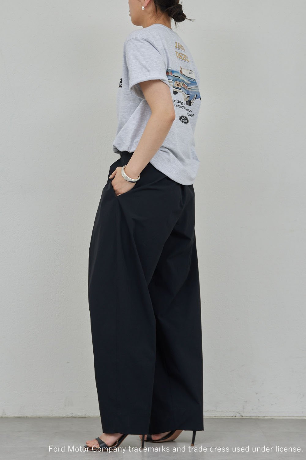 【ガリャルダガランテ/GALLARDAGALANTE】のFord プリントTシャツ① 人気、トレンドファッション・服の通販 founy(ファニー) 　ファッション　Fashion　レディースファッション　Fashion for Women　トップス・カットソー　Cut & Sew Tops　シャツ・ブラウス・オフィスカジュアル　Elegant Blouses & Button-Ups　ロングTシャツ・Tシャツ　Longline T-Shirts & Tees　カットソー・ベーシックTシャツ　Cut-and-Sewn Tops / Stretch Tees & Basics　ショート　Short, Short Length　スリーブ　Sleeve, Long Sleeve / Short Sleeve　フロント　Front, Front Design　プリント　Print, Printed Pattern　ボトム　Bottoms, Lower Wear　モノトーン　Monotone, Black and White　ワンポイント　One Point, Statement Accent　半袖　Short Sleeve, Half Sleeve　other-7|ID: prp329100004880953 ipo3291000000036431143