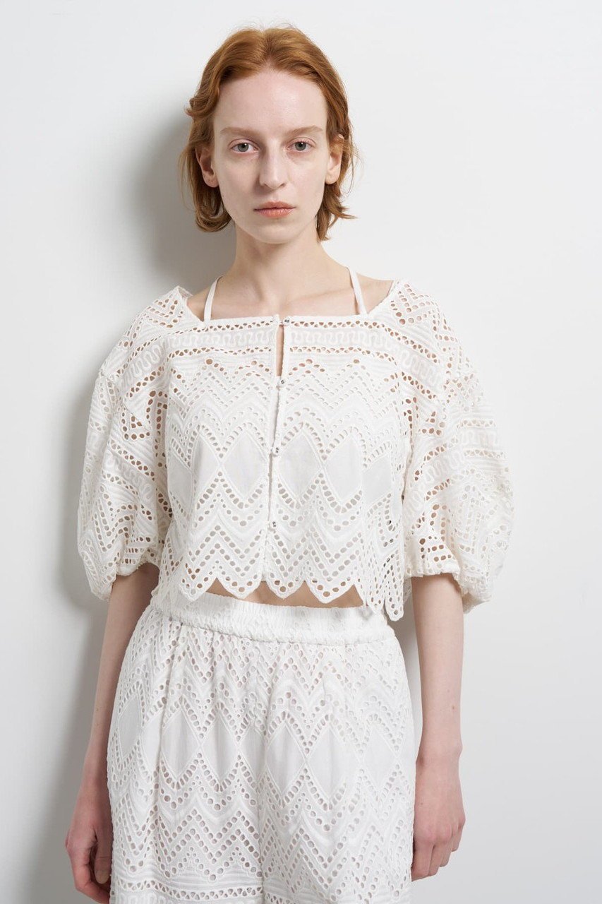 【ランバン オン ブルー/LANVIN en Bleu】のエンブロイダリーコットンレースブラウス インテリア・キッズ・メンズ・レディースファッション・服の通販 founy(ファニー) 　ファッション　Fashion　レディースファッション　Fashion for Women　トップス・カットソー　Cut & Sew Tops　キャミソール&ノースリーブ　Camisoles & Sleeveless Tops　シャツ・ブラウス・オフィスカジュアル　Elegant Blouses & Button-Ups　コレクション　Collection, Seasonal Line　サマー　Summer, Summer Style　ドレス　Dress, One-Piece　ノースリーブ　Sleeveless, No-Sleeve　リゾート　Resort, Vacation Style　リボン　Ribbon, Bow　リラックス　Relax, Relaxed Fit　レース　Lace, Lace Fabric　夏　Summer　新作・新入荷　New Arrivals / New In　オフホワイト|ID: prp329100004886538 ipo3291000000036484075