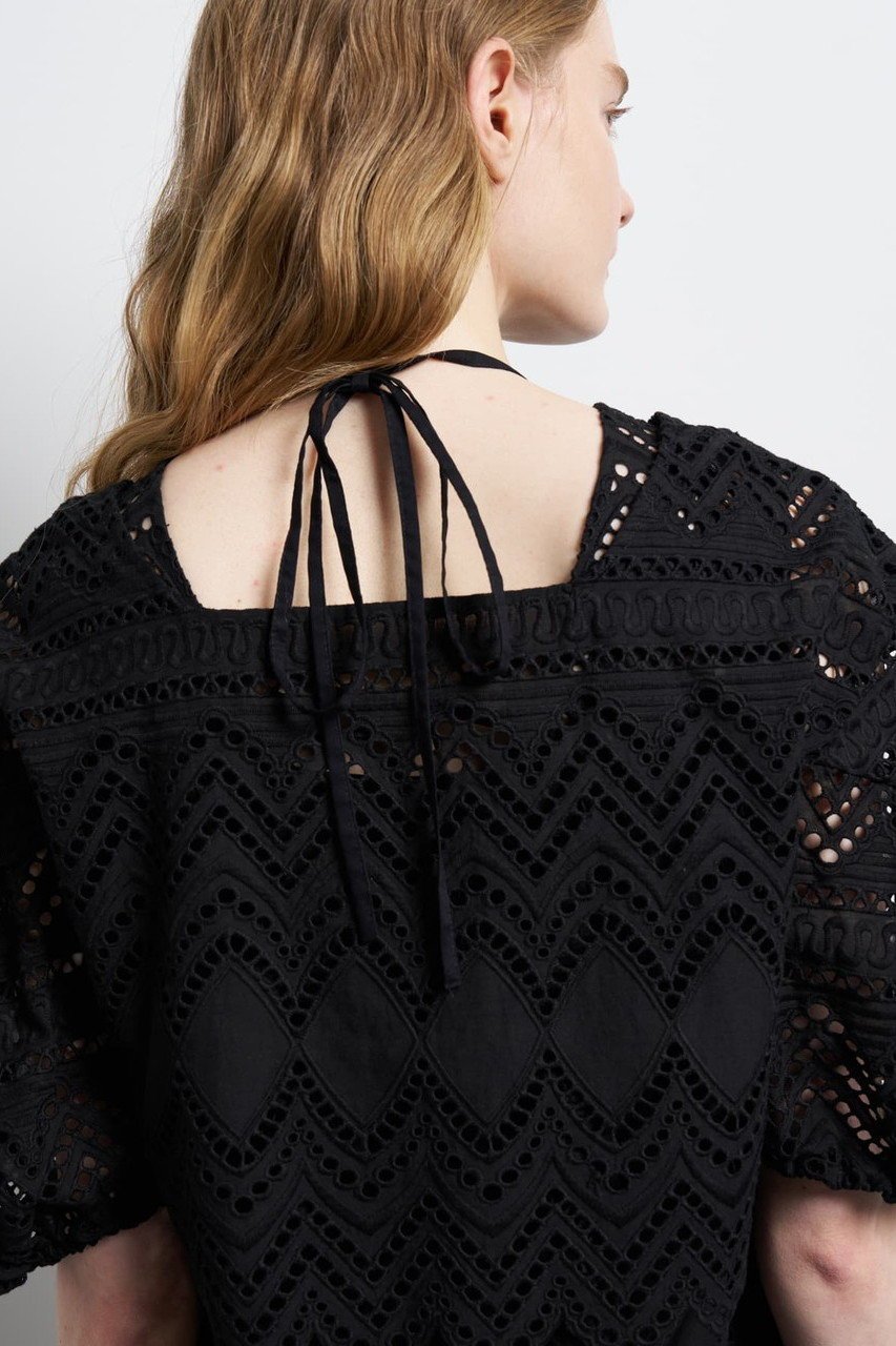 【ランバン オン ブルー/LANVIN en Bleu】のエンブロイダリーコットンレースブラウス 人気、トレンドファッション・服の通販 founy(ファニー) 　ファッション　Fashion　レディースファッション　Fashion for Women　トップス・カットソー　Cut & Sew Tops　キャミソール&ノースリーブ　Camisoles & Sleeveless Tops　シャツ・ブラウス・オフィスカジュアル　Elegant Blouses & Button-Ups　コレクション　Collection, Seasonal Line　サマー　Summer, Summer Style　ドレス　Dress, One-Piece　ノースリーブ　Sleeveless, No-Sleeve　リゾート　Resort, Vacation Style　リボン　Ribbon, Bow　リラックス　Relax, Relaxed Fit　レース　Lace, Lace Fabric　夏　Summer　新作・新入荷　New Arrivals / New In　other-8|ID: prp329100004886538 ipo3291000000036484083