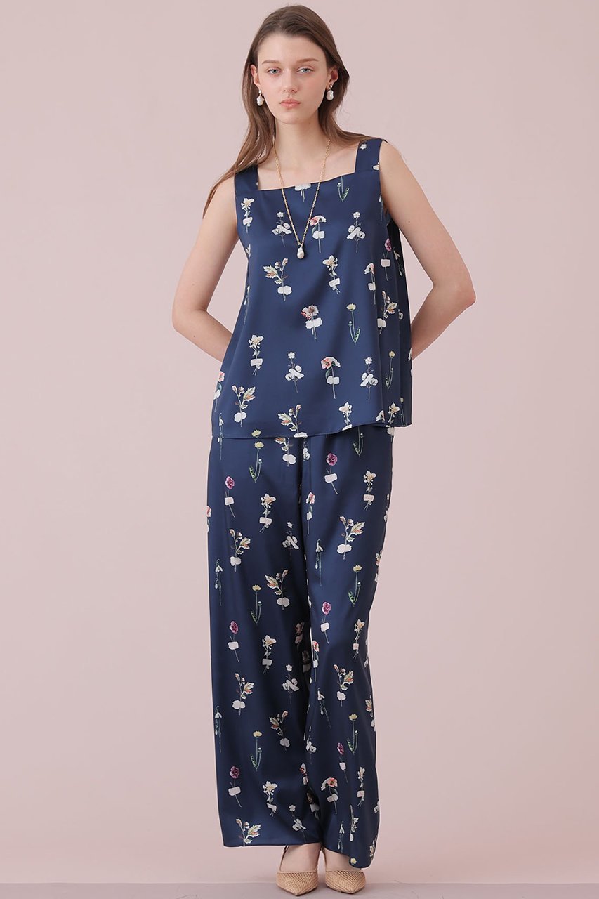 【アナイ/ANAYI】の【セットアップ対象商品】ボタニカルサテンプリントスクエア ブラウス 人気、トレンドファッション・服の通販 founy(ファニー) 　ファッション　Fashion　レディースファッション　Fashion for Women　トップス・カットソー　Cut & Sew Tops　キャミソール&ノースリーブ　Camisoles & Sleeveless Tops　シャツ・ブラウス・オフィスカジュアル　Elegant Blouses & Button-Ups　おすすめ　Recommended / Our Picks　カッティング　Cutting Detail　キャミソール　Camisole, Spaghetti Strap Top　ジャケット　Jacket, Outerwear　スクエア　Square, Square Shape　セットアップ　Set-Up, Coordinated Outfit　デコルテ　Décolleté, Neckline　ノースリーブ　Sleeveless, No-Sleeve　ボタニカル　Botanical, Floral Pattern　モチーフ　Motif, Design Theme　other-5|ID: prp329100004888224 ipo3291000000036504313