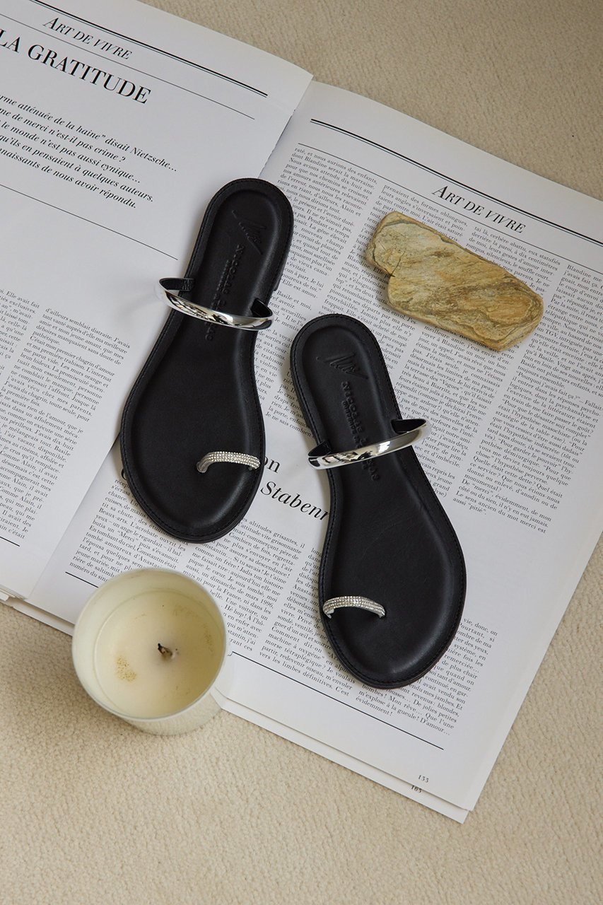 【ウィムガゼット/Whim Gazette】の【NICOLAS LAINAS】別注トングフラットサンダル 人気、トレンドファッション・服の通販 founy(ファニー) 　ファッション　Fashion　レディースファッション　Fashion for Women　インソール　Shoe Insole　エレガント 上品　Elegant　クッション　Cushion, Throw Pillow　クリスタル　Crystal, Swarovski　クール　Cool, Chic　サンダル　Sandals, Summer Shoes　シューズ　Shoes, Footwear　シルバー　Silver, Metallic Silver　フラット　Flat, Flat Shoes　リゾート　Resort, Vacation Style　別注　Limited Edition, Custom Order　新作・新入荷　New Arrivals / New In　other-2|ID: prp329100004889127 ipo3291000000036525710