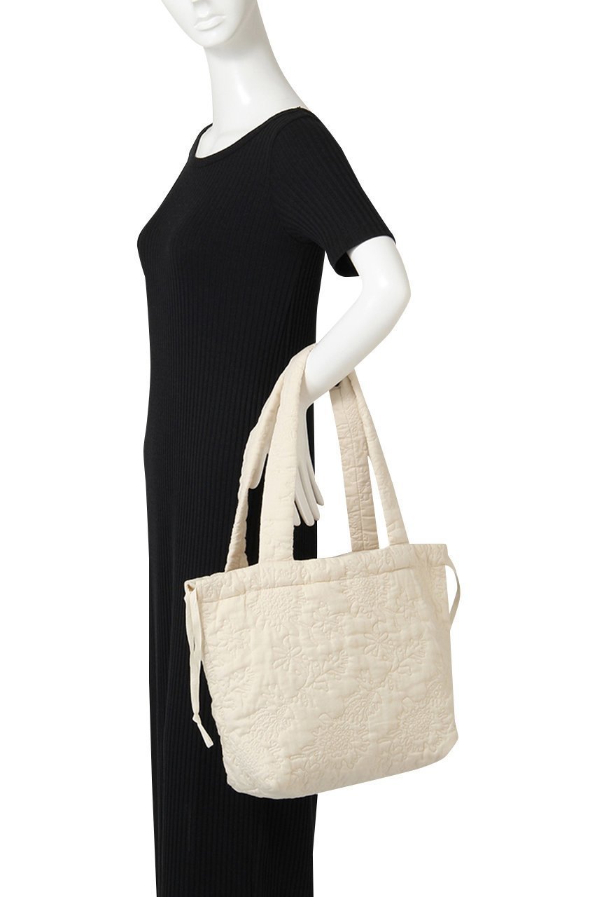 【プリスティン/PRISTINE】のフラワーキルトバッグ 人気、トレンドファッション・服の通販 founy(ファニー) 　ファッション　Fashion　レディースファッション　Fashion for Women　バッグ　Bags　なめらか　Smooth, Silky Texture　キルト　Quilt, Quilted Fabric　ファブリック　Fabric, Textile　フェミニン　Feminine, Girly　フォルム　Silhouette, Form　フラワー　Flower, Floral　エレガント 上品　Elegant　other-6|ID: prp329100004895435 ipo3291000000036597583