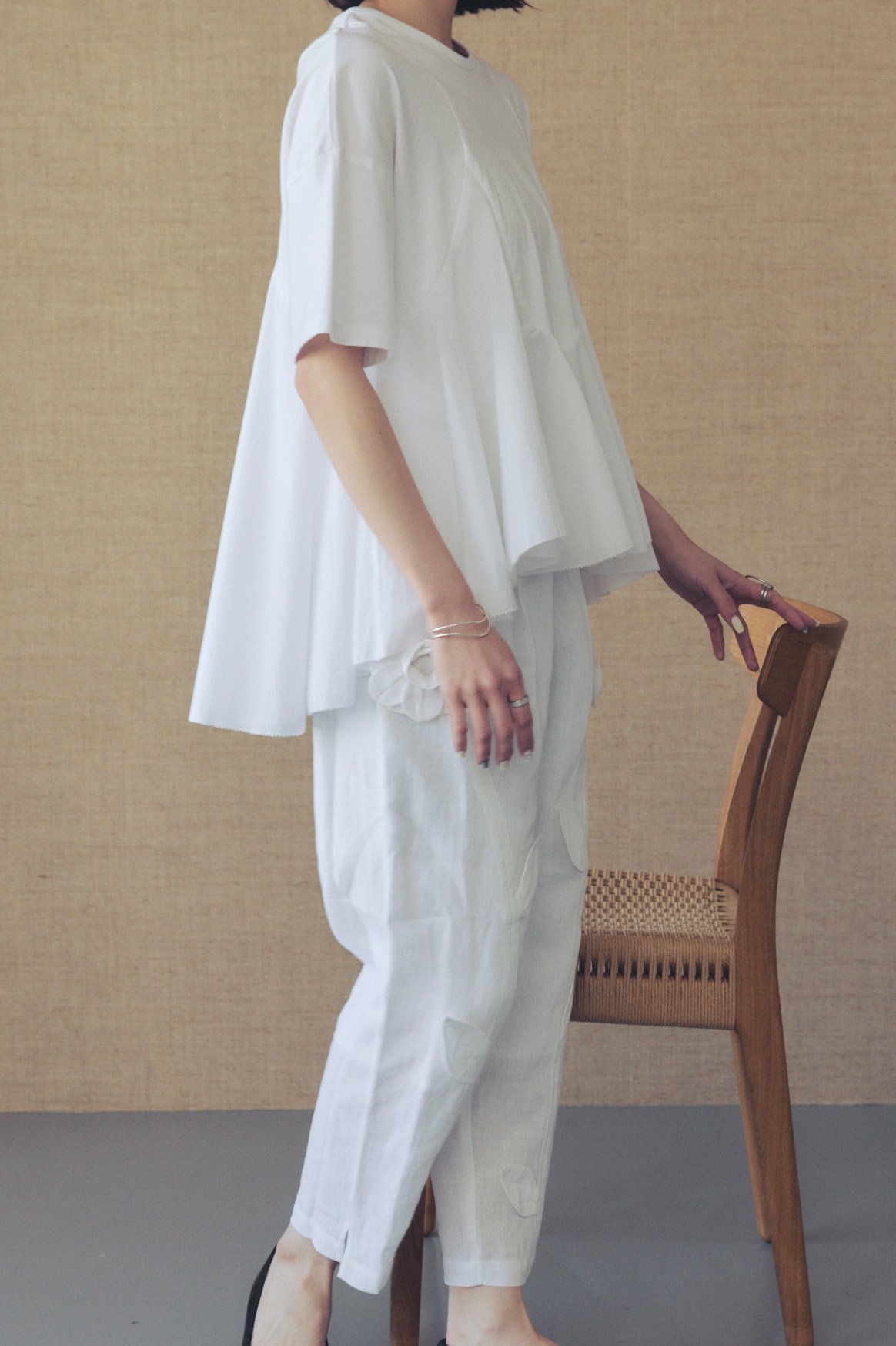 【アユーシ/AAYUSHI】のペプラムラッフルTシャツ 人気、トレンドファッション・服の通販 founy(ファニー) 　ファッション　Fashion　レディースファッション　Fashion for Women　トップス・カットソー　Cut & Sew Tops　シャツ・ブラウス・オフィスカジュアル　Elegant Blouses & Button-Ups　ロングTシャツ・Tシャツ　Longline T-Shirts & Tees　カットソー・ベーシックTシャツ　Cut-and-Sewn Tops / Stretch Tees & Basics　インド　Indian Textile　エレガント 上品　Elegant　カットソー　Cut and Sewn Top　ショート　Short, Short Length　スラックス　Slacks, Dress Pants　スリム　Slim, Slim Fit　スリーブ　Sleeve, Long Sleeve / Short Sleeve　デニム　Denim, Jeans Material　定番　Standard, Basic Item　バランス　Balance, Style Balance　フリル　Frill, Ruffle　フレア　Flare, Flared　ペプラム　Peplum, Flared Hem　リラックス　Relax, Relaxed Fit　再入荷　Restock / Back in Stock　other-3|ID: prp329100004896534 ipo3291000000036638875