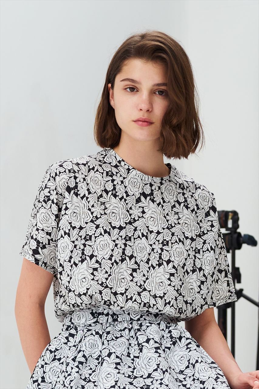 【アミカ/AMICA】のヴィンテージレースTシャツ 人気、トレンドファッション・服の通販 founy(ファニー) 　ファッション　Fashion　レディースファッション　Fashion for Women　アウター　Coat / Outerwear Collection　トップス・カットソー　Cut & Sew Tops　シャツ・ブラウス・オフィスカジュアル　Elegant Blouses & Button-Ups　ロングTシャツ・Tシャツ　Longline T-Shirts & Tees　ベスト&ジレ / 重ね着スタイル　Vests & Gilets　カットソー・ベーシックTシャツ　Cut-and-Sewn Tops / Stretch Tees & Basics　エレガント 上品　Elegant　コレクション　Collection, Seasonal Line　ショート　Short, Short Length　スリーブ　Sleeve, Long Sleeve / Short Sleeve　プリント　Print, Printed Pattern　モノトーン　Monotone, Black and White　レース　Lace, Lace Fabric　定番　Standard, Basic Item　other-8|ID: prp329100004899291 ipo3291000000036655642