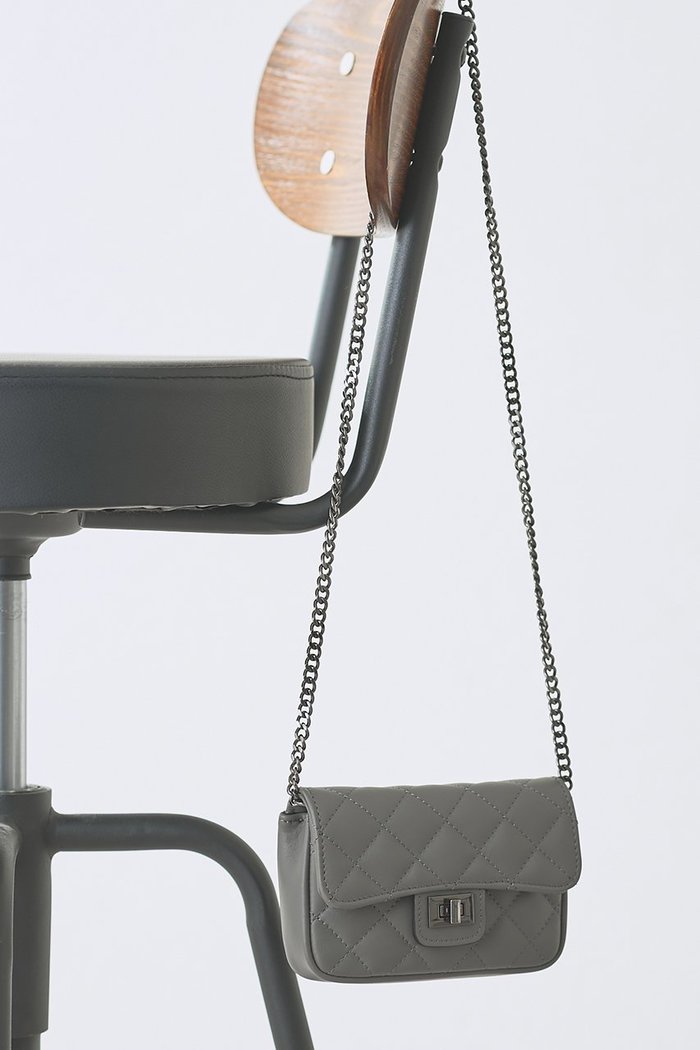 【ウィムガゼット/Whim Gazette】の【Hoaw.】チェーンミニバッグ インテリア・キッズ・メンズ・レディースファッション・服の通販 founy(ファニー) https://founy.com/ ファッション Fashion レディースファッション Fashion for Women バッグ Bags アクセサリー Fashion Accessories 春 Spring キルティング Quilted, Quilting クール Cool, Chic シューズ Shoes, Footwear チェーン Chain, Chain Strap チャーム Charm, Pendant ワンポイント One Point, Statement Accent おすすめ Recommended / Our Picks |ID: prp329100004901519 ipo3291000000036678585