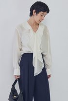【プルミエ アロンディスモン/1er Arrondissement】のラッフルVネックブラウス オフホワイト|ID: prp329100004902037 ipo3291000000036684202
