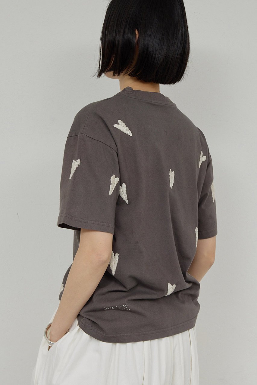 【ガリャルダガランテ/GALLARDAGALANTE】の【Dhritie】リーフ刺繍Tee 人気、トレンドファッション・服の通販 founy(ファニー) 　ファッション　Fashion　レディースファッション　Fashion for Women　トップス・カットソー　Cut & Sew Tops　シャツ・ブラウス・オフィスカジュアル　Elegant Blouses & Button-Ups　ロングTシャツ・Tシャツ　Longline T-Shirts & Tees　カットソー・ベーシックTシャツ　Cut-and-Sewn Tops / Stretch Tees & Basics　カットソー　Cut and Sewn Top　ショート　Short, Short Length　スリーブ　Sleeve, Long Sleeve / Short Sleeve　リーフ　Leaf, Botanical Leaf　ワイド　Wide, Wide Fit　other-8|ID: prp329100004902088 ipo3291000000036684669