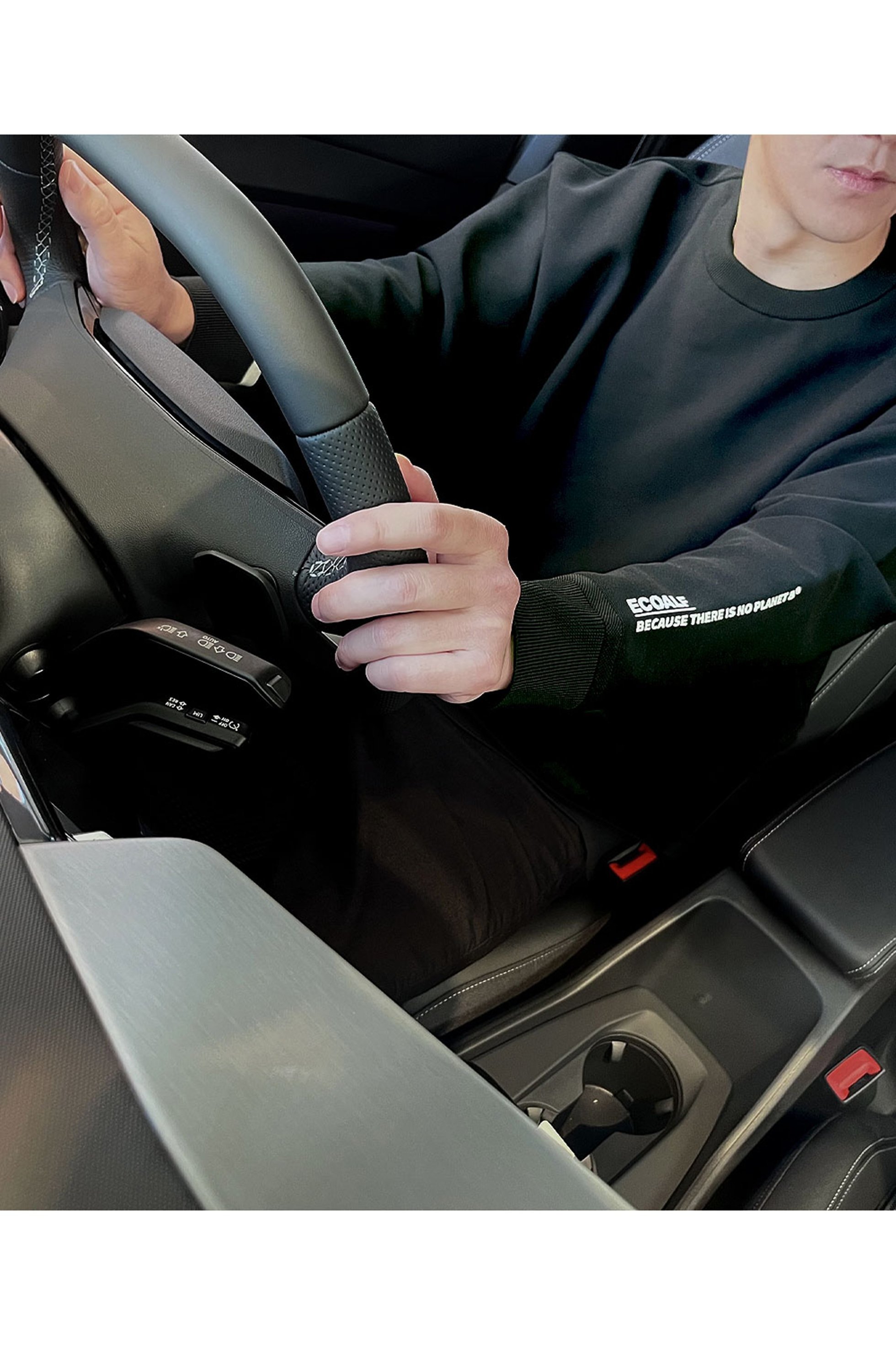 【エコアルフ/ECOALF】の【UNISEX】〈Audi Japan Sales×Ecoalf〉ドライビングニット 人気、トレンドファッション・服の通販 founy(ファニー) 　ファッション　Fashion　レディースファッション　Fashion for Women　トップス・カットソー　Cut & Sew Tops　ニット　Knit Tops & Sweaters　カジュアルプルオーバー・ニットトップス　Pullovers & Knit Tops / Casual Pullovers　切替　Switching, Contrast Panel　スマート　Smart, Elegant　ダメージ　Distressed, Destroyed　トレンド　Trend, Trending Now　フィット　Fit, Slim Fit　モノトーン　Monotone, Black and White　ユニセックス　Unisex, Genderless　リラックス　Relax, Relaxed Fit　エレガント 上品　Elegant　other-5|ID: prp329100004902410 ipo3291000000036688066