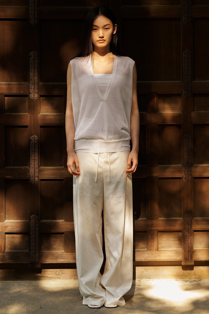 【セアン/SCEARN】のSILK ORGANDIE ディープVベックベスト 人気、トレンドファッション・服の通販 founy(ファニー) 　ファッション　Fashion　レディースファッション　Fashion for Women　トップス・カットソー　Cut & Sew Tops　ニット　Knit Tops & Sweaters　ベスト&ジレ / 重ね着スタイル　Vests & Gilets　カジュアルプルオーバー・ニットトップス　Pullovers & Knit Tops / Casual Pullovers　インナー　Innerwear　オーガンジー　Organza Fabric　シアー　Sheer, See-Through　シルク　Silk, 100% Silk　デコルテ　Décolleté, Neckline　ノースリーブ　Sleeveless, No-Sleeve　ベスト　Vest, Waistcoat　ボトム　Bottoms, Lower Wear　夏　Summer　other-6|ID: prp329100004903380 ipo3291000000036699532