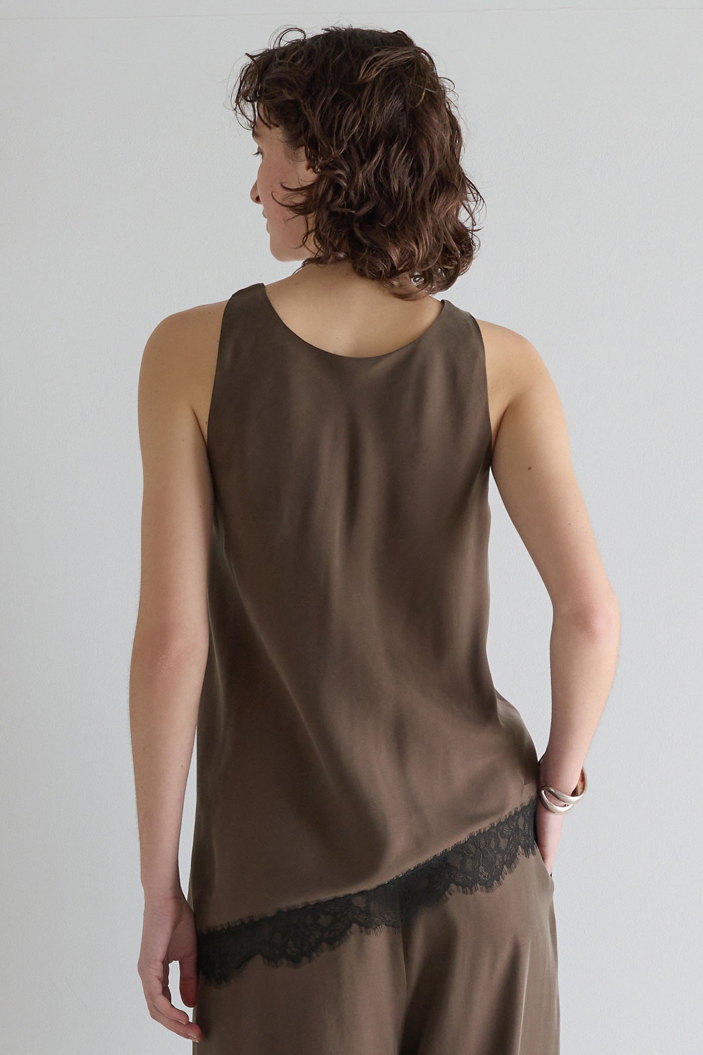 【マルティニーク/martinique】のキュプラフィブリルシャンブレーレースタンク(セットアップ可) 人気、トレンドファッション・服の通販 founy(ファニー) 　ファッション　Fashion　レディースファッション　Fashion for Women　トップス・カットソー　Cut & Sew Tops　キャミソール&ノースリーブ　Camisoles & Sleeveless Tops　シャツ・ブラウス・オフィスカジュアル　Elegant Blouses & Button-Ups　ロングTシャツ・Tシャツ　Longline T-Shirts & Tees　カットソー・ベーシックTシャツ　Cut-and-Sewn Tops / Stretch Tees & Basics　おすすめ　Recommended / Our Picks　アシンメトリー　Asymmetrical Style　キャミソール　Camisole, Spaghetti Strap Top　キュプラ　Cupro, Eco Fabric　セットアップ　Set-Up, Coordinated Outfit　タンク　Tank Top, Sleeveless Top　レース　Lace, Lace Fabric　新作・新入荷　New Arrivals / New In　other-3|ID: prp329100004903837 ipo3291000000036704438