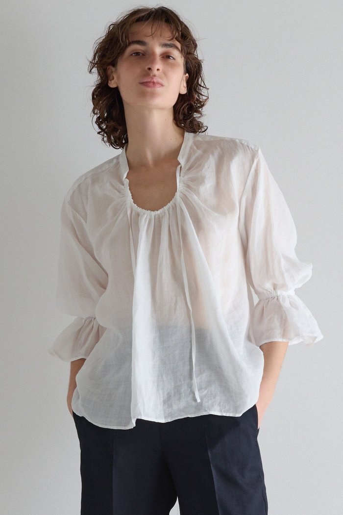 【マルティニーク/martinique】のラミーネックギャザーブラウス インテリア・キッズ・メンズ・レディースファッション・服の通販 founy(ファニー) https://founy.com/ ファッション Fashion レディースファッション Fashion for Women トップス・カットソー Cut & Sew Tops シャツ・ブラウス・オフィスカジュアル Elegant Blouses & Button-Ups おすすめ Recommended / Our Picks ギャザー Gathered, Ruffled ショート Short, Short Length スタンド Stand Collar, Upright Stand スリーブ Sleeve, Long Sleeve / Short Sleeve バランス Balance, Style Balance フレア Flare, Flared ロング Long, Long-Length ワイド Wide, Wide Fit エレガント 上品 Elegant 今季 This Season, Current Season 新作・新入荷 New Arrivals / New In |ID: prp329100004903891 ipo3291000000036704871