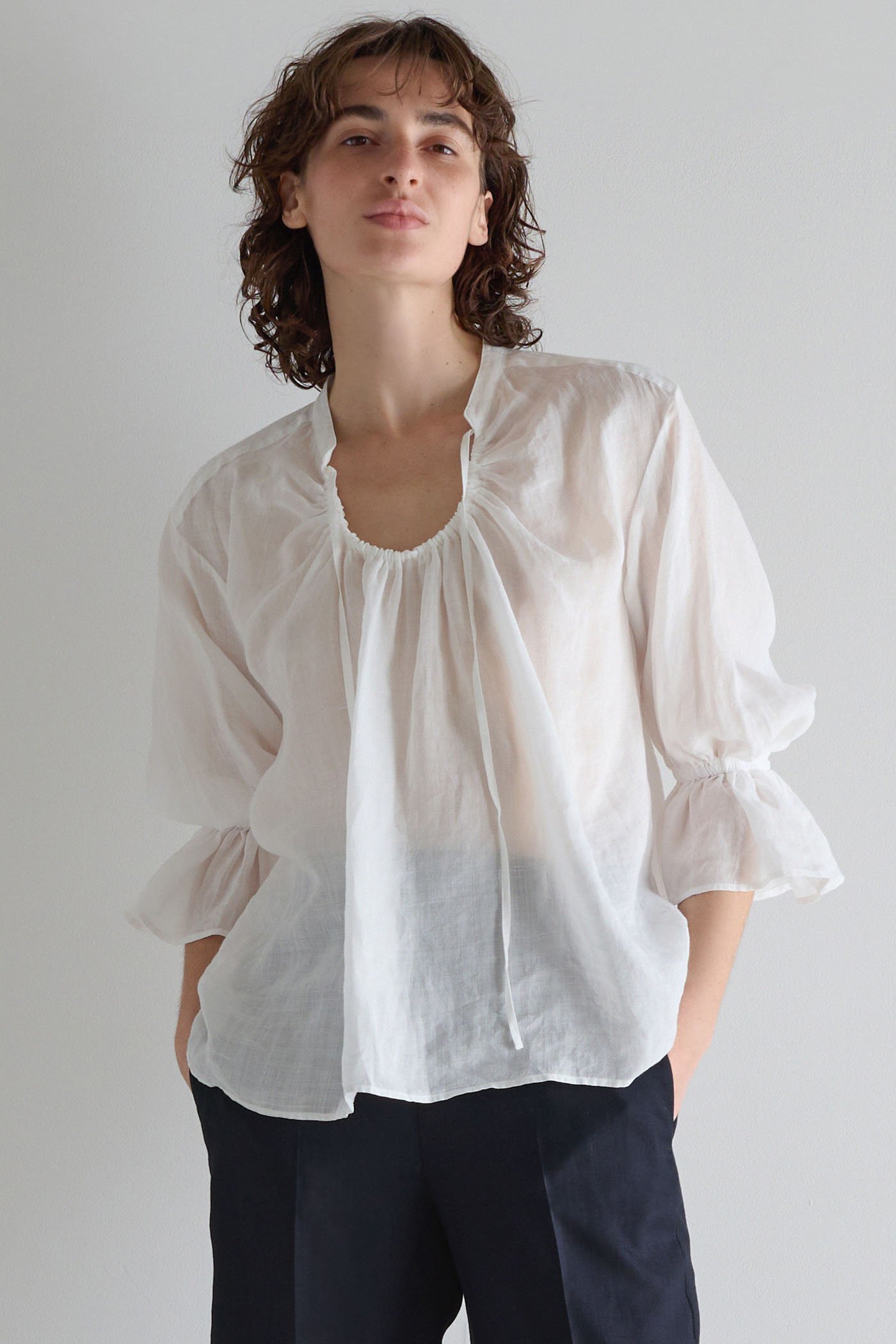 【マルティニーク/martinique】のラミーネックギャザーブラウス インテリア・キッズ・メンズ・レディースファッション・服の通販 founy(ファニー) 　ファッション　Fashion　レディースファッション　Fashion for Women　トップス・カットソー　Cut & Sew Tops　シャツ・ブラウス・オフィスカジュアル　Elegant Blouses & Button-Ups　おすすめ　Recommended / Our Picks　ギャザー　Gathered, Ruffled　ショート　Short, Short Length　スタンド　Stand Collar, Upright Stand　スリーブ　Sleeve, Long Sleeve / Short Sleeve　バランス　Balance, Style Balance　フレア　Flare, Flared　ロング　Long, Long-Length　ワイド　Wide, Wide Fit　エレガント 上品　Elegant　今季　This Season, Current Season　新作・新入荷　New Arrivals / New In　ホワイト|ID: prp329100004903891 ipo3291000000036704874