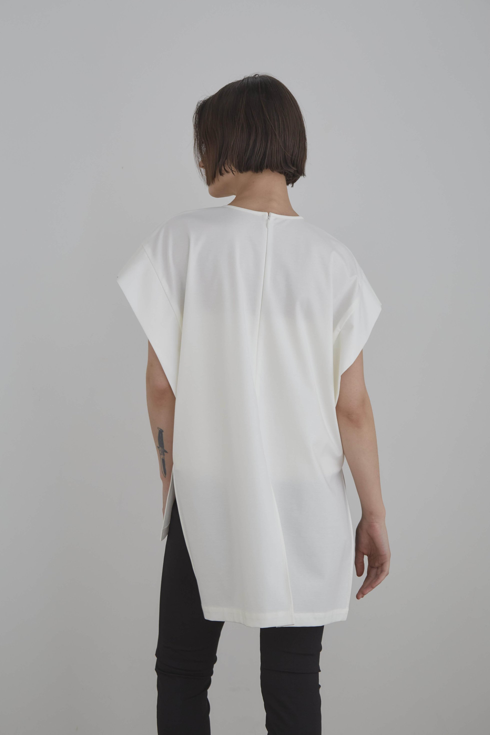 【ル フィル/LE PHIL】の《LE PHIL》コンパクトポンチノースリーブブラウス 人気、トレンドファッション・服の通販 founy(ファニー) 　ファッション　Fashion　レディースファッション　Fashion for Women　トップス・カットソー　Cut & Sew Tops　キャミソール&ノースリーブ　Camisoles & Sleeveless Tops　シャツ・ブラウス・オフィスカジュアル　Elegant Blouses & Button-Ups　ロングTシャツ・Tシャツ　Longline T-Shirts & Tees　カットソー・ベーシックTシャツ　Cut-and-Sewn Tops / Stretch Tees & Basics　おすすめ　Recommended / Our Picks　カットソー　Cut and Sewn Top　キャミソール　Camisole, Spaghetti Strap Top　コンパクト　Compact, Small Size　スタンダード　Standard, Basic　ストレッチ　Stretch, Stretchy Fabric　スリット　Slit, Slit Detail　セットアップ　Set-Up, Coordinated Outfit　タンク　Tank Top, Sleeveless Top　ドレープ　Drape, Draping Fabric　フォルム　Silhouette, Form　リラックス　Relax, Relaxed Fit　人気　Popular, Best Seller　再入荷　Restock / Back in Stock　定番　Standard, Basic Item　other-6|ID: prp329100004904928 ipo3291000000036716751