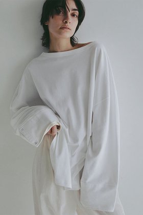 【エトレトウキョウ/ETRE TOKYO】のボートネックカフスロンTee 人気、トレンドファッション・服の通販 founy(ファニー) ファッション Fashion レディースファッション Fashion for Women トップス・カットソー Cut & Sew Tops シャツ・ブラウス・オフィスカジュアル Elegant Blouses & Button-Ups ロングTシャツ・Tシャツ Longline T-Shirts & Tees カットソー・ベーシックTシャツ Cut-and-Sewn Tops / Stretch Tees & Basics カフス Cuff Design 今季 This Season, Current Season シンプル Simple, Minimal スリーブ Sleeve, Long Sleeve / Short Sleeve デコルテ Décolleté, Neckline なめらか Smooth, Silky Texture バランス Balance, Style Balance フォルム Silhouette, Form リラックス Relax, Relaxed Fit ロング Long, Long-Length エレガント 上品 Elegant |ID:prp329100004905877