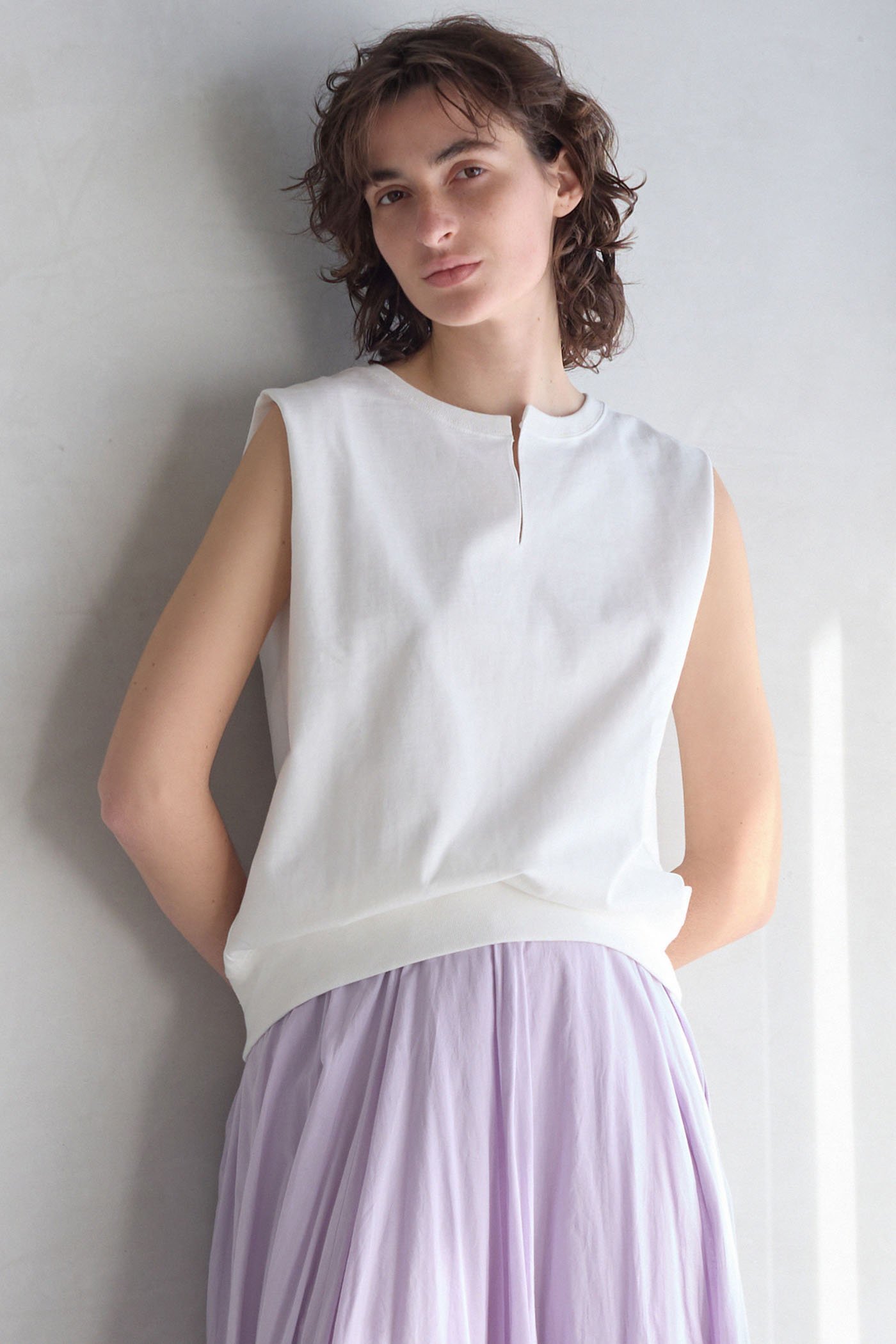 【マルティニーク/martinique】のライトスウェットノースリーブ インテリア・キッズ・メンズ・レディースファッション・服の通販 founy(ファニー) 　ファッション　Fashion　レディースファッション　Fashion for Women　トップス・カットソー　Cut & Sew Tops　キャミソール&ノースリーブ　Camisoles & Sleeveless Tops　シャツ・ブラウス・オフィスカジュアル　Elegant Blouses & Button-Ups　レディースパーカー・カジュアルフーディー　Casual Hoodies & Sweatshirts　ロングTシャツ・Tシャツ　Longline T-Shirts & Tees　スウェット・クルーネックトップス　Sweatshirts & Crewnecks / Relaxed Fit Sweat Tops　カットソー・ベーシックTシャツ　Cut-and-Sewn Tops / Stretch Tees & Basics　おすすめ　Recommended / Our Picks　キャミソール　Camisole, Spaghetti Strap Top　シンプル　Simple, Minimal　スウェット / スエット　Sweatshirt, Sweatwear　タンク　Tank Top, Sleeveless Top　ブラウジング　Blouson Silhouette, Cinched Waist　エレガント 上品　Elegant　夏　Summer　新作・新入荷　New Arrivals / New In　ホワイト|ID: prp329100004906086 ipo3291000000036731008