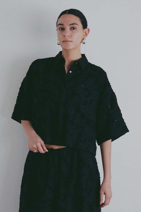 【ハー/HER.】の【4/2 12:00販売開始】カットジャカードショートシャツ 人気、トレンドファッション・服の通販 founy(ファニー) ファッション Fashion レディースファッション Fashion for Women トップス・カットソー Cut & Sew Tops シャツ・ブラウス・オフィスカジュアル Elegant Blouses & Button-Ups おすすめ Recommended / Our Picks ショート Short, Short Length シンプル Simple, Minimal ジャカード／ジャガード Jacquard, Woven Pattern スリーブ Sleeve, Long Sleeve / Short Sleeve ポケット Pocket, Pocket Detail 半袖 Short Sleeve, Half Sleeve 新作・新入荷 New Arrivals / New In |ID:prp329100004906154