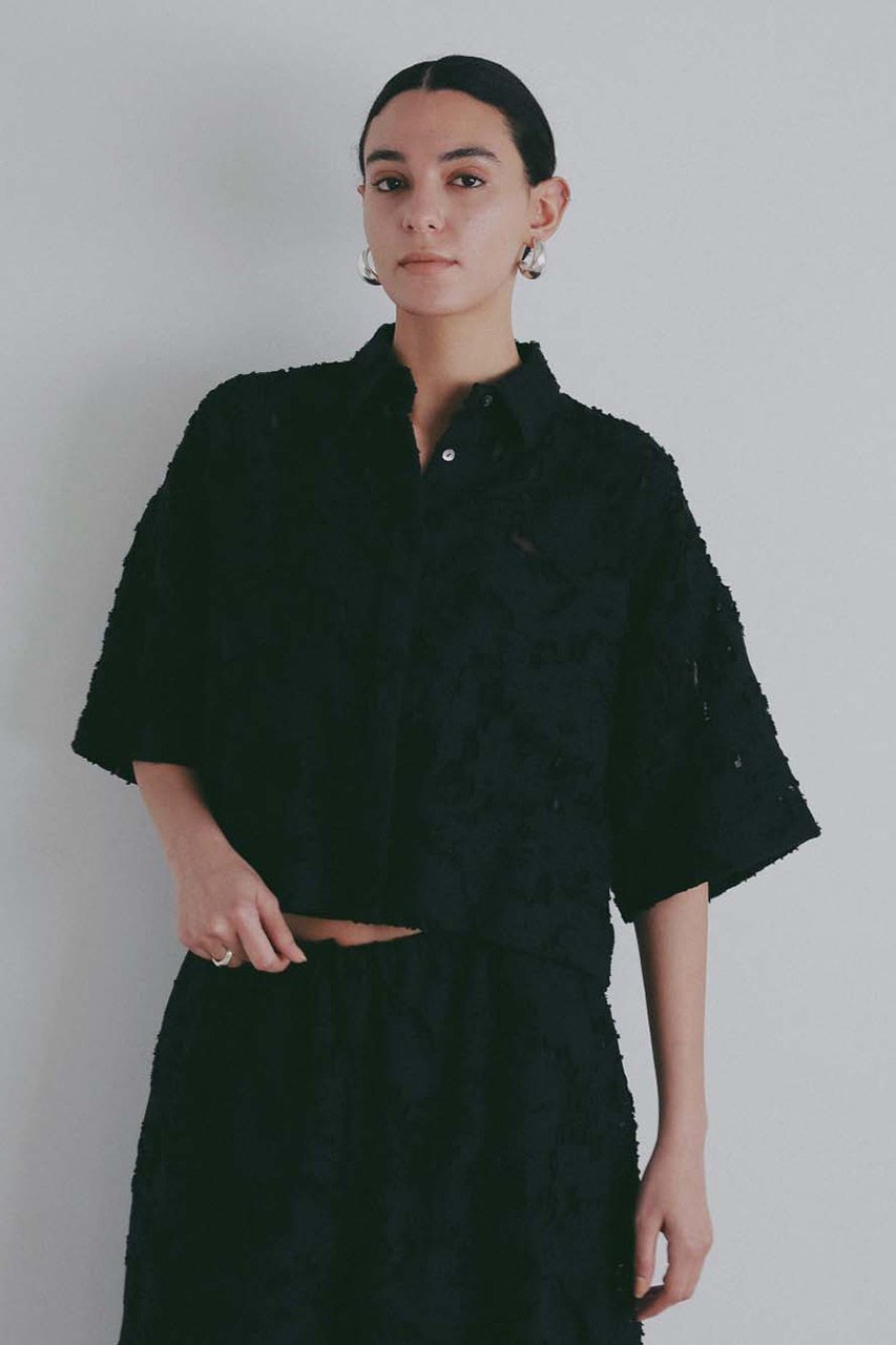 【ハー/HER.】の【4/2 12:00販売開始】カットジャカードショートシャツ 人気、トレンドファッション・服の通販 founy(ファニー) 　ファッション　Fashion　レディースファッション　Fashion for Women　トップス・カットソー　Cut & Sew Tops　シャツ・ブラウス・オフィスカジュアル　Elegant Blouses & Button-Ups　おすすめ　Recommended / Our Picks　ショート　Short, Short Length　シンプル　Simple, Minimal　ジャカード／ジャガード　Jacquard, Woven Pattern　スリーブ　Sleeve, Long Sleeve / Short Sleeve　ポケット　Pocket, Pocket Detail　半袖　Short Sleeve, Half Sleeve　新作・新入荷　New Arrivals / New In　 other-1|ID: prp329100004906154 ipo3291000000036731619