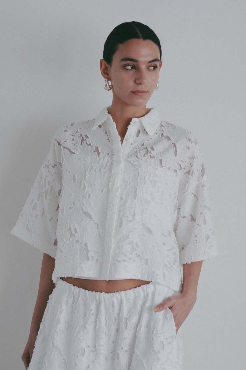 【ハー/HER.】の【4/2 12:00販売開始】カットジャカードショートシャツ インテリア・キッズ・メンズ・レディースファッション・服の通販 founy(ファニー) 　ファッション　Fashion　レディースファッション　Fashion for Women　トップス・カットソー　Cut & Sew Tops　シャツ・ブラウス・オフィスカジュアル　Elegant Blouses & Button-Ups　おすすめ　Recommended / Our Picks　ショート　Short, Short Length　シンプル　Simple, Minimal　ジャカード／ジャガード　Jacquard, Woven Pattern　スリーブ　Sleeve, Long Sleeve / Short Sleeve　ポケット　Pocket, Pocket Detail　半袖　Short Sleeve, Half Sleeve　新作・新入荷　New Arrivals / New In　オフホワイト|ID: prp329100004906154 ipo3291000000036731621