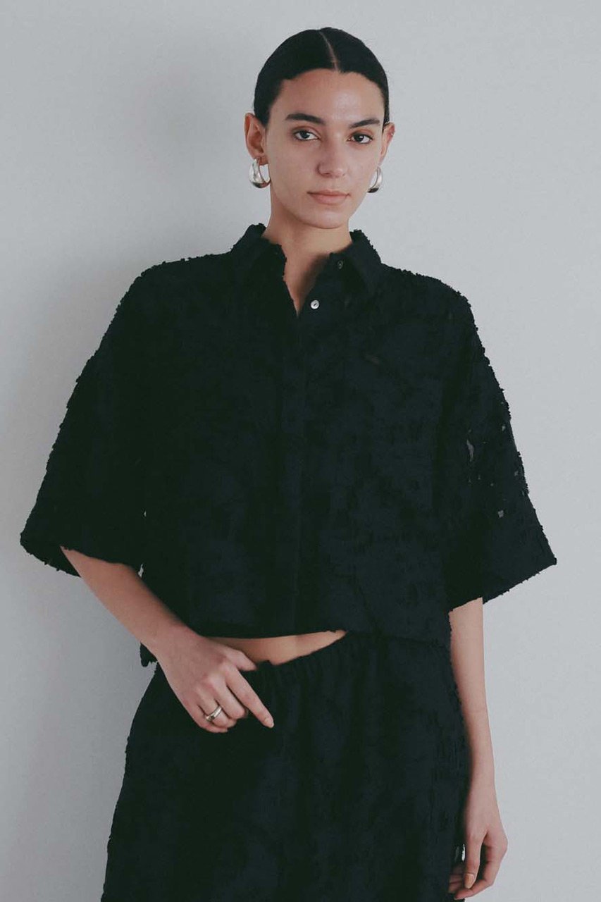 【ハー/HER.】の【4/2 12:00販売開始】カットジャカードショートシャツ 人気、トレンドファッション・服の通販 founy(ファニー) 　ファッション　Fashion　レディースファッション　Fashion for Women　トップス・カットソー　Cut & Sew Tops　シャツ・ブラウス・オフィスカジュアル　Elegant Blouses & Button-Ups　おすすめ　Recommended / Our Picks　ショート　Short, Short Length　シンプル　Simple, Minimal　ジャカード／ジャガード　Jacquard, Woven Pattern　スリーブ　Sleeve, Long Sleeve / Short Sleeve　ポケット　Pocket, Pocket Detail　半袖　Short Sleeve, Half Sleeve　新作・新入荷　New Arrivals / New In　other-5|ID: prp329100004906154 ipo3291000000036731625