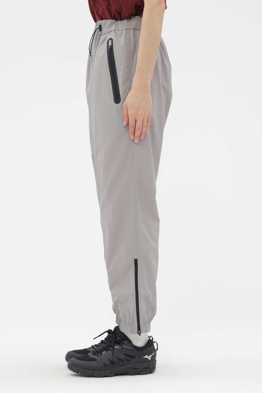【マーガレットハウエル/MARGARET HOWELL】のRECYCLED LIGHTWEIGHT NYLON POPLIN TROUSERS 人気、トレンドファッション・服の通販 founy(ファニー) 　ファッション　Fashion　レディースファッション　Fashion for Women　パンツ　Pants & Trousers　コレクション　Collection, Seasonal Line　ジップ　Zip, Zipper　ストレート　Straight, Straight Cut　スピンドル　Spindle, Drawcord　テーパード　Tapered, Tapered Pants　フィット　Fit, Slim Fit　ポケット　Pocket, Pocket Detail　マーガレット　Marguerite, Daisy Pattern　新作・新入荷　New Arrivals / New In　軽量　Lightweight, Ultra Light　other-4|ID: prp329100004906192 ipo3291000000036744970