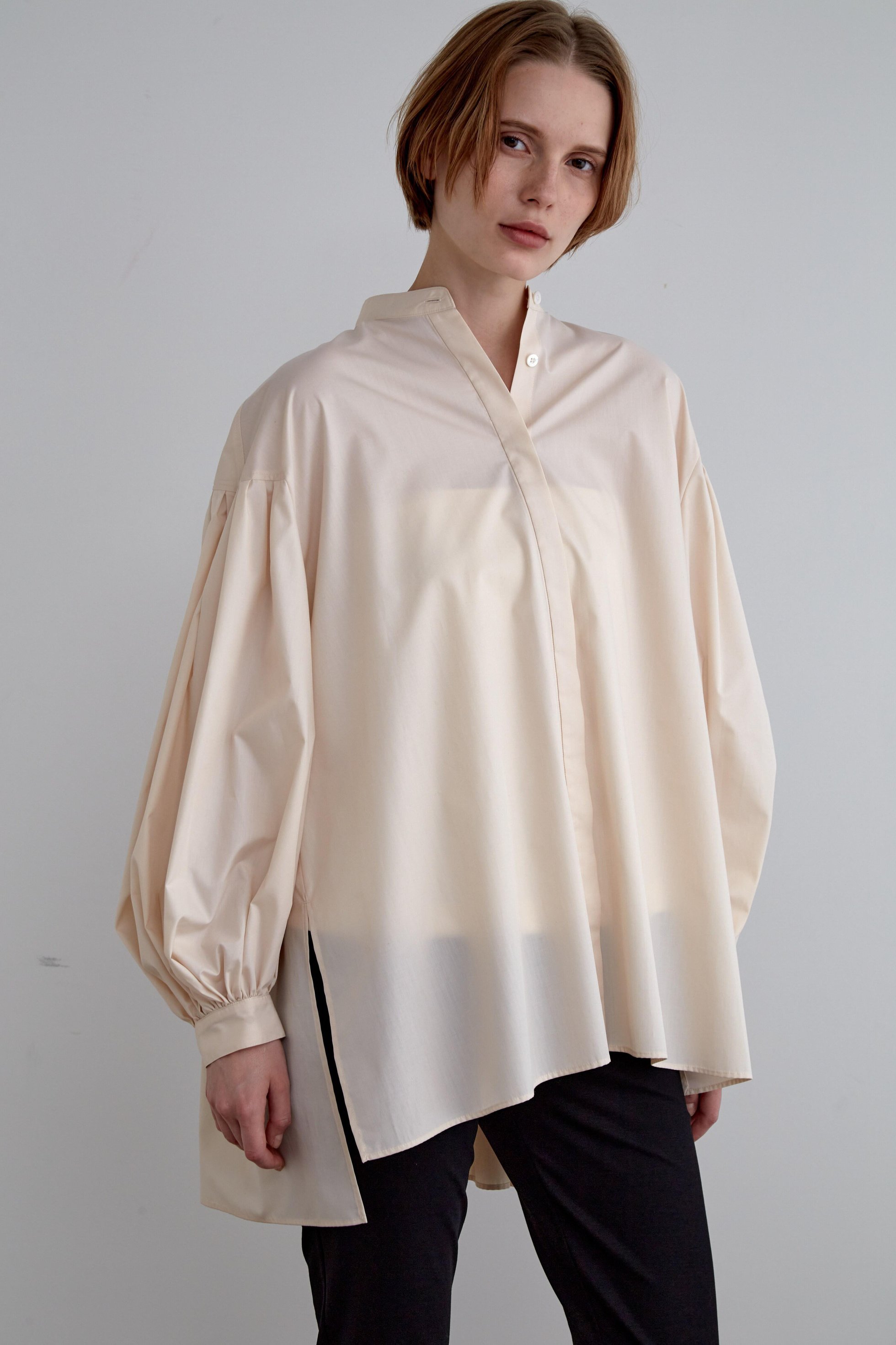 【ル フィル/LE PHIL】の《LE PHIL》ライトタイプライターギャザーブラウス インテリア・キッズ・メンズ・レディースファッション・服の通販 founy(ファニー) 　ファッション　Fashion　レディースファッション　Fashion for Women　トップス・カットソー　Cut & Sew Tops　シャツ・ブラウス・オフィスカジュアル　Elegant Blouses & Button-Ups　おすすめ　Recommended / Our Picks　ギャザー　Gathered, Ruffled　スリット　Slit, Slit Detail　スリーブ　Sleeve, Long Sleeve / Short Sleeve　バランス　Balance, Style Balance　ブロード　Broadcloth, Fine Cotton　ベスト　Vest, Waistcoat　ヨーク　Yoke, Yoke Design　リラックス　Relax, Relaxed Fit　ロング　Long, Long-Length　ベージュ|ID: prp329100004906342 ipo3291000000036735606