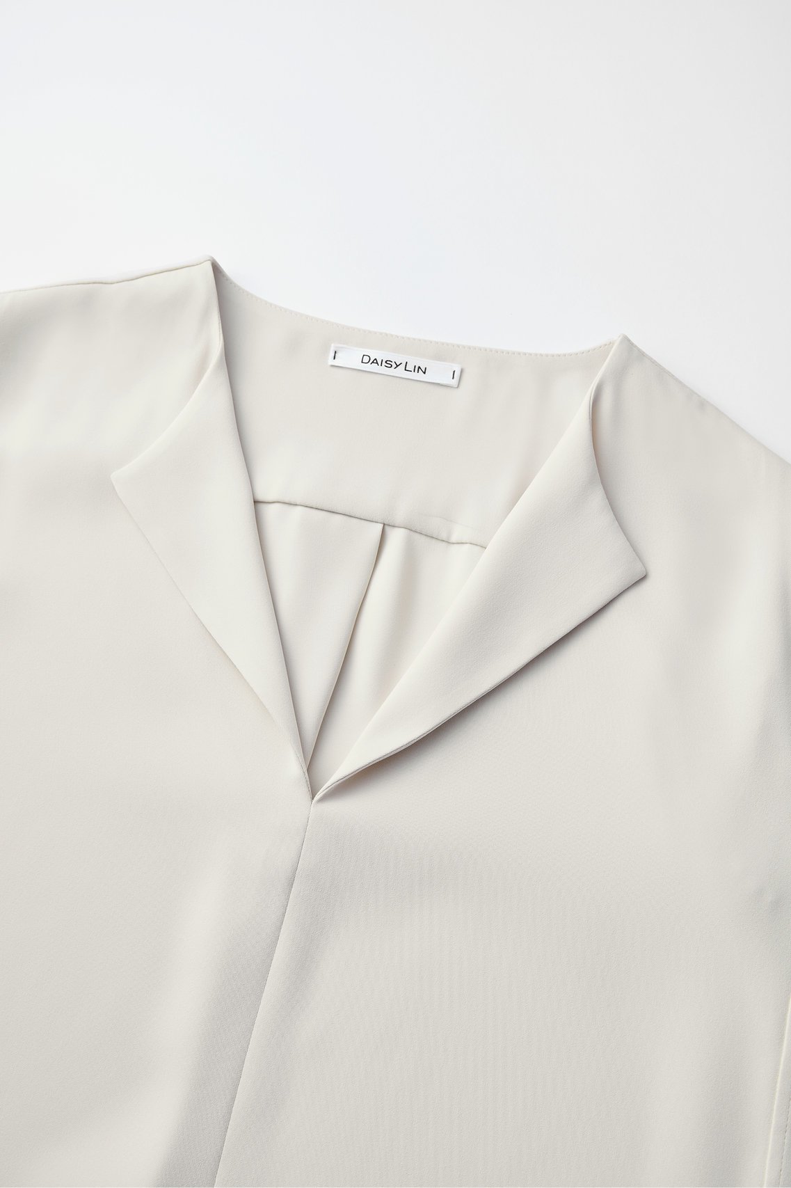 【デイジーリン/DAISY LIN】のDaisy Sophisticated Blouse 人気、トレンドファッション・服の通販 founy(ファニー) 　ファッション　Fashion　レディースファッション　Fashion for Women　トップス・カットソー　Cut & Sew Tops　シャツ・ブラウス・オフィスカジュアル　Elegant Blouses & Button-Ups　ウォッシャブル　Machine Washable　カフス　Cuff Design　サテン　Satin, Glossy Fabric　ストレッチ　Stretch, Stretchy Fabric　スリット　Slit, Slit Detail　スリーブ　Sleeve, Long Sleeve / Short Sleeve　ドレープ　Drape, Draping Fabric　バランス　Balance, Style Balance　パウダー　Powder, Soft Tone　ベーシック　Basic, Essential　ロング　Long, Long-Length　other-3|ID: prp329100004906871 ipo3291000000036739735